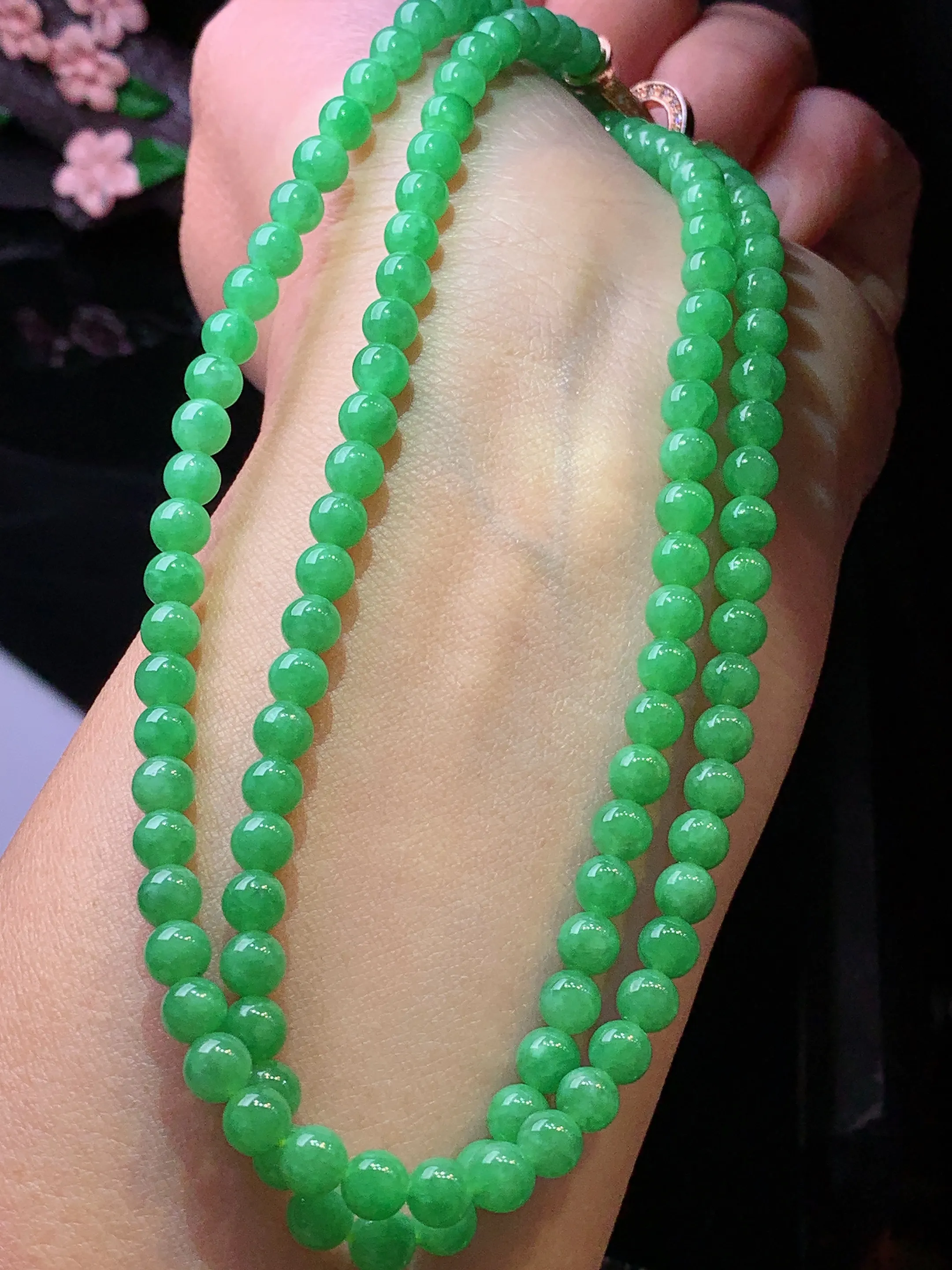 翠绿圆珠项链 玉质细腻 色泽艳丽清新 整体尺寸5