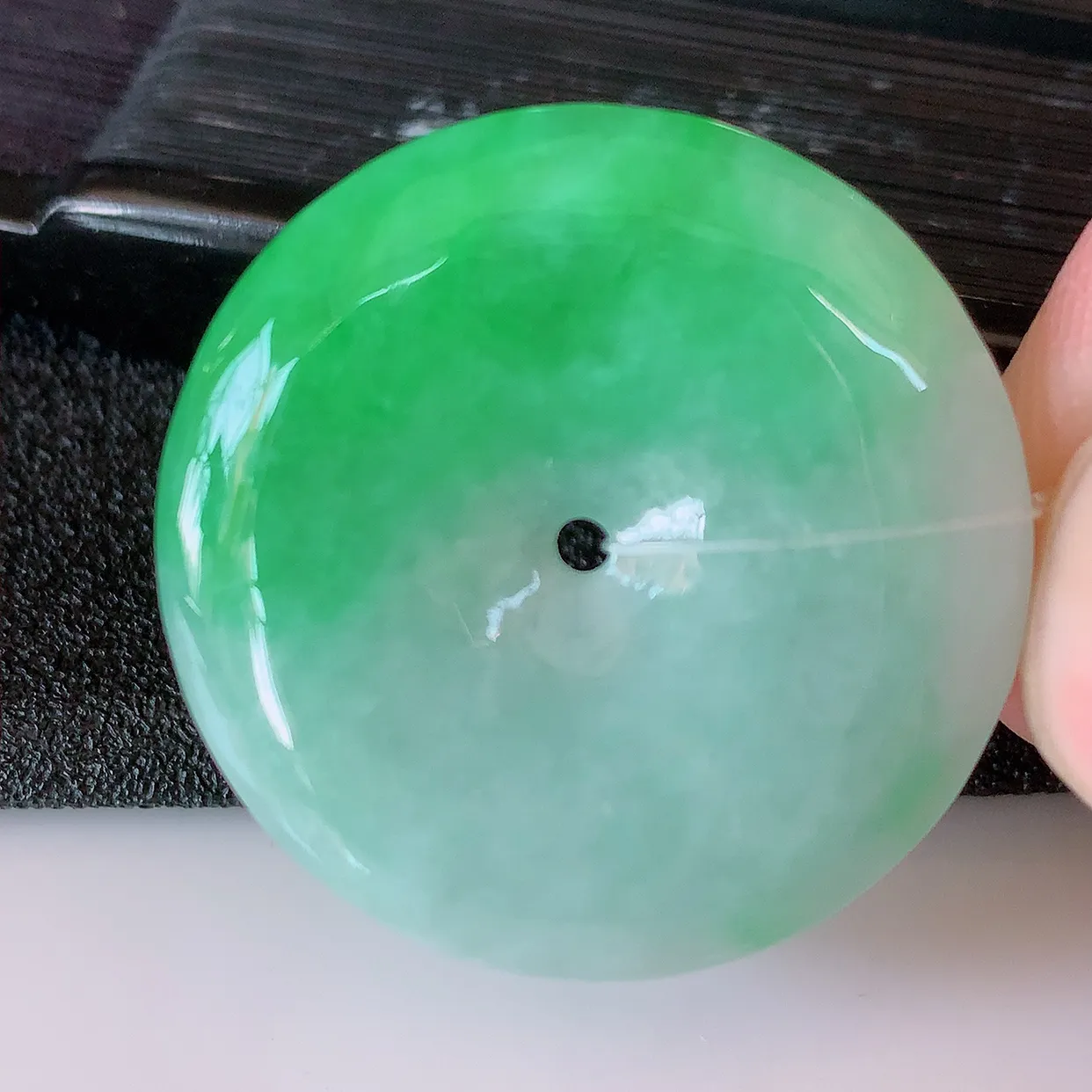 自然光实拍，冰润飘绿翡翠平安扣吊坠，形体饱满圆润，平安扣肥嘟嘟的，平平安安，种水很好，配戴精美！#49.7