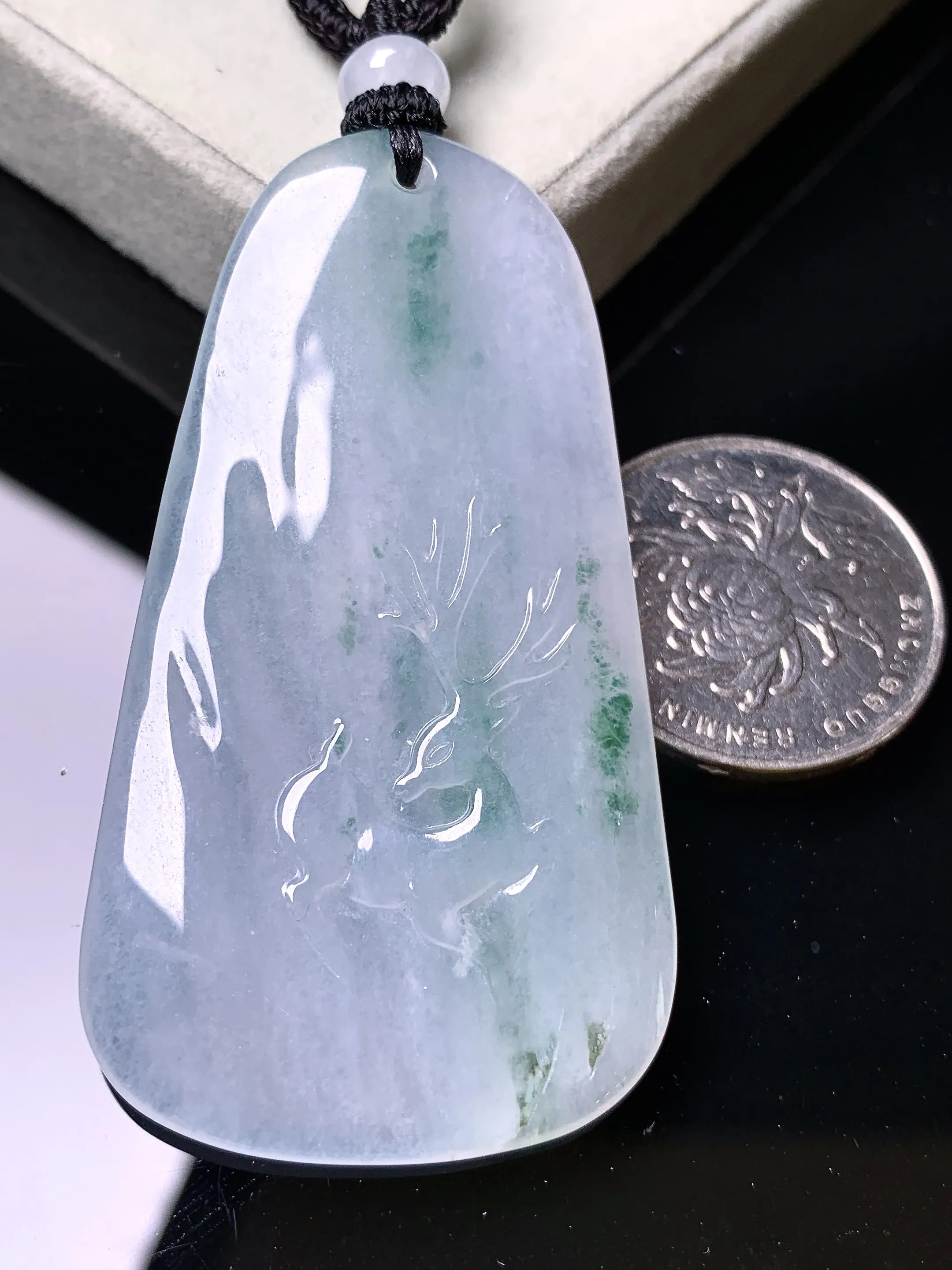 冰种飘花鹿吊坠 玉质细腻 色泽艳丽清新 整体尺寸58.3*32.3*5