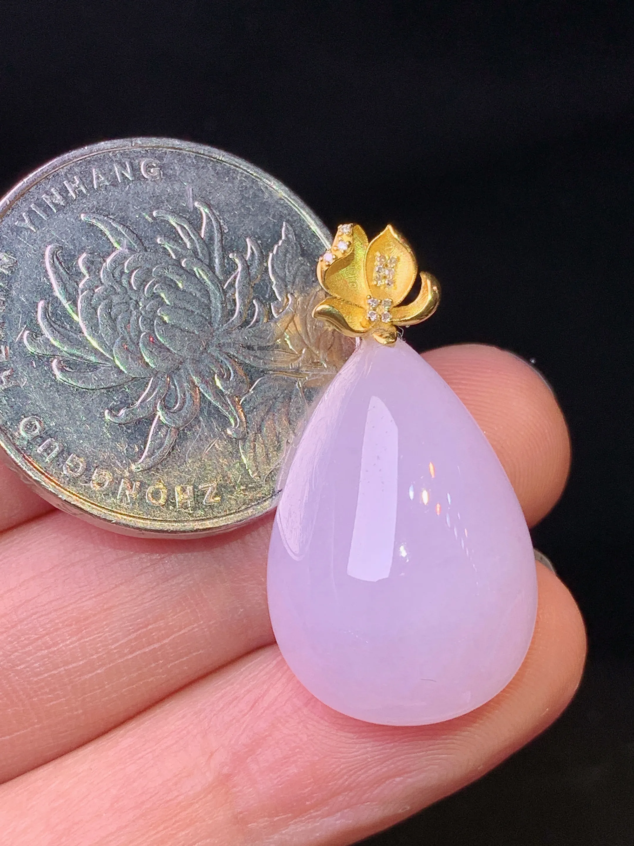 18k金钻镶嵌紫罗兰水滴吊坠 玉质细腻 色泽艳丽清新 整体尺寸29.3*15.7*10