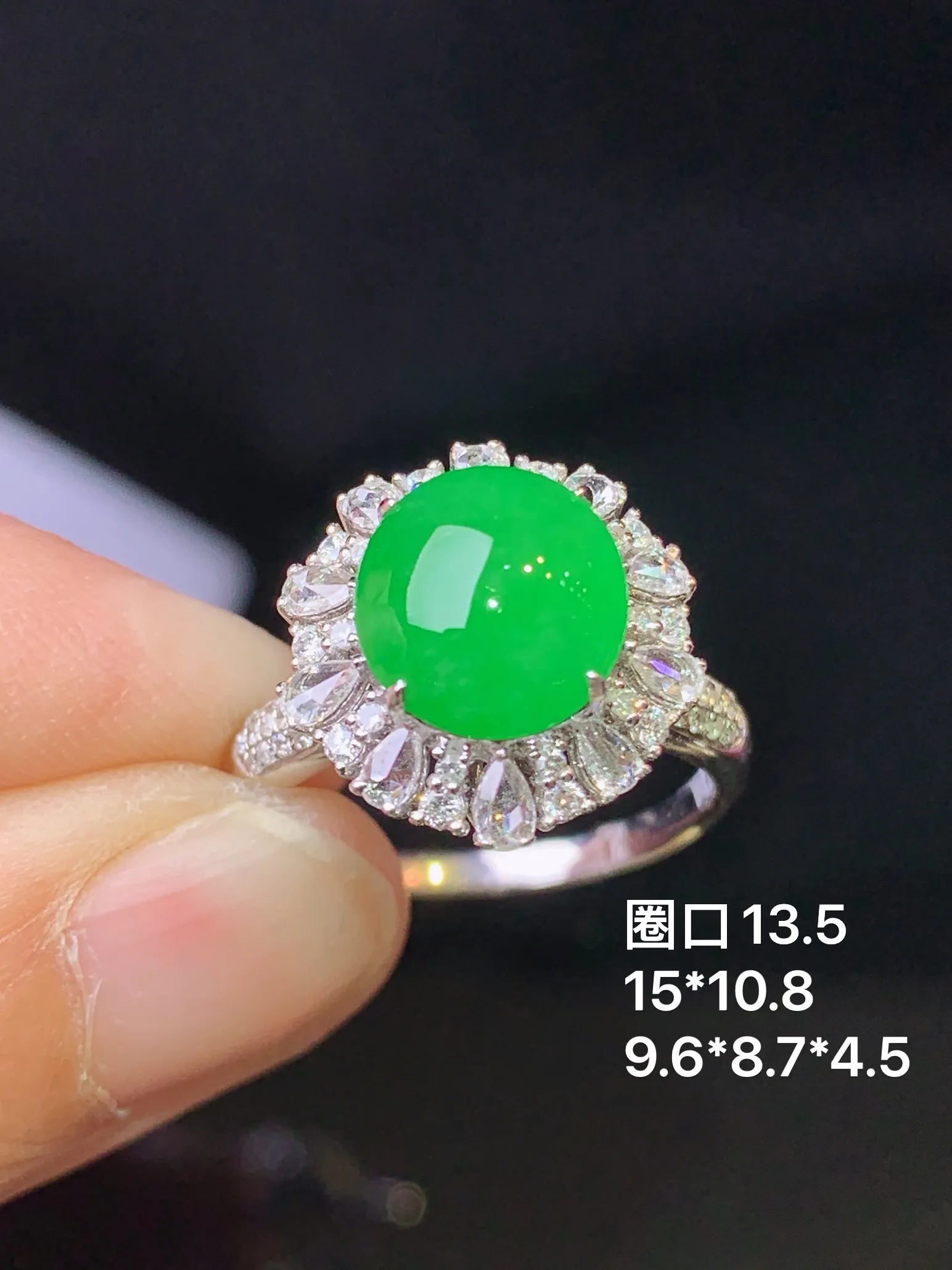 18k金钻镶嵌满绿蛋面耳钉 玉质细腻 色泽艳丽清新 圈口13.5 整体尺寸15*10.8