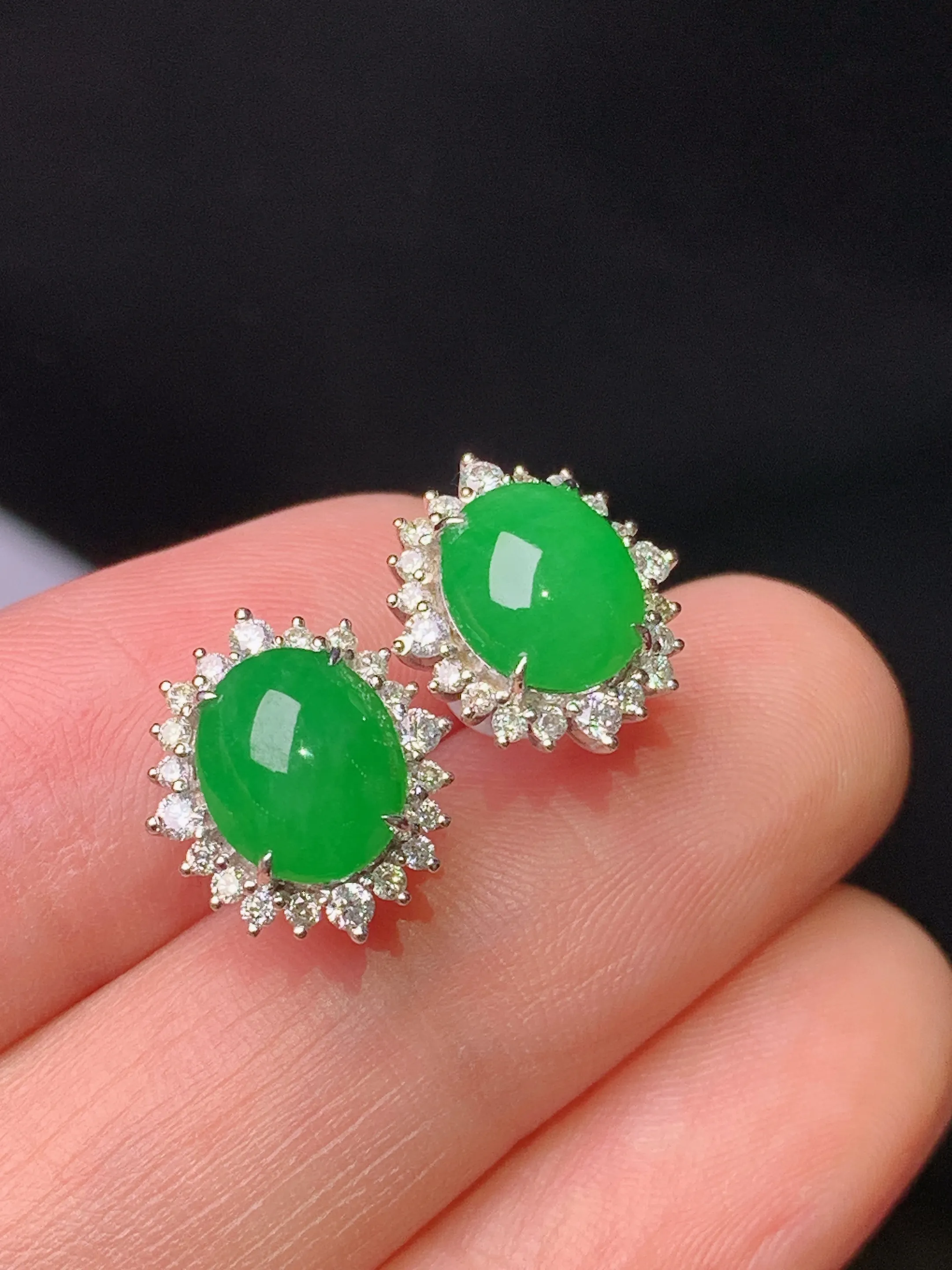 18k金钻镶嵌满绿蛋面耳钉 玉质细腻 色泽艳丽清新 整体尺寸12.6*11.2*7