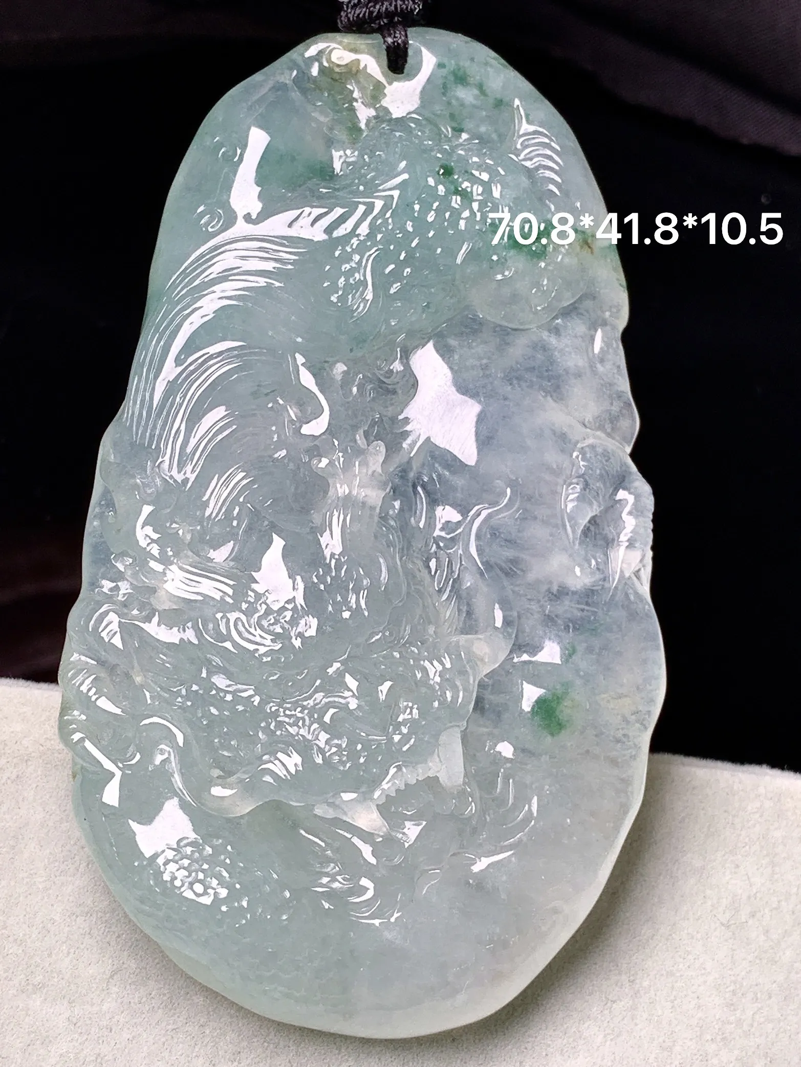 冰种飘花龙牌吊坠 玉质细腻 色泽艳丽清新 整体尺寸70.8*41.8*6.5