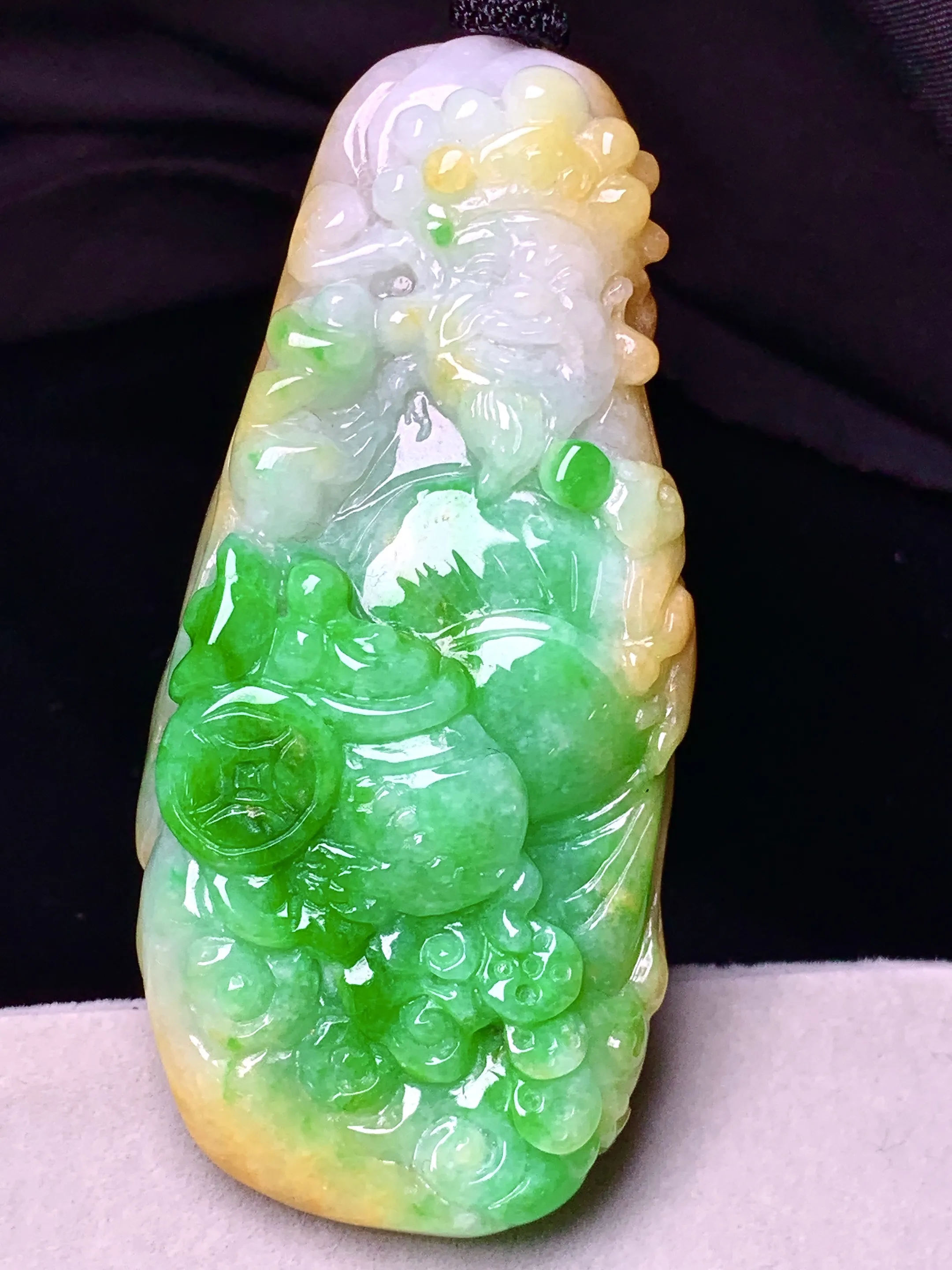 飘黄绿财神吊坠 玉质细腻 色泽艳丽清新 整体尺寸66.5*29.8*15.5