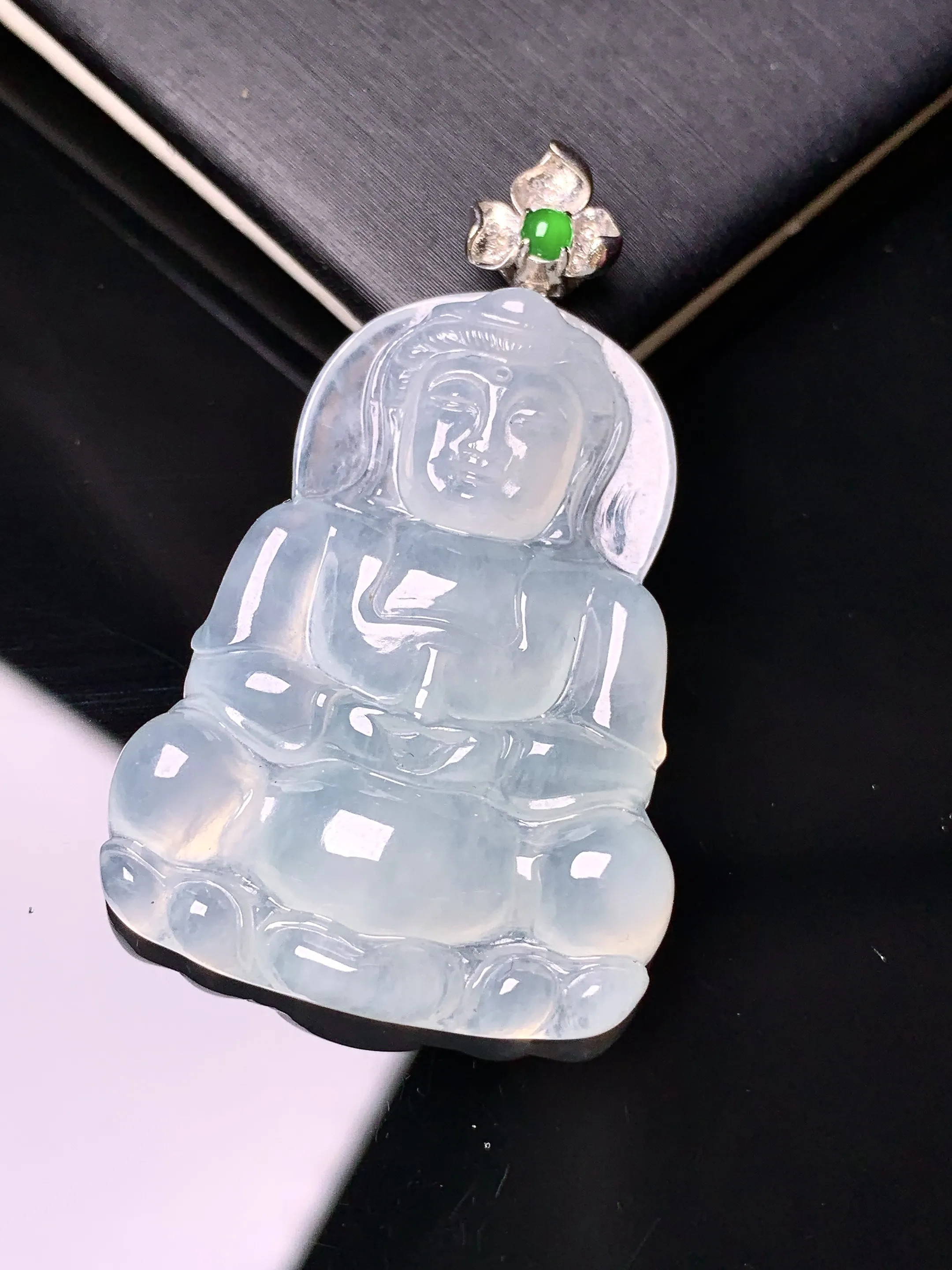 18k金镶嵌冰种观音菩萨吊坠 玉质细腻 色泽艳丽清新 整体尺寸43.8*26*5.6