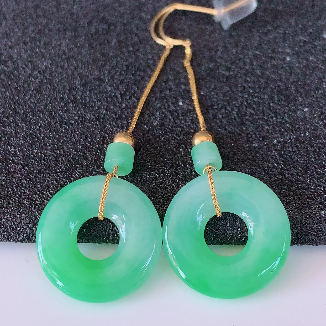 18k金镶嵌冰飘绿翡翠平安扣耳坠，沁人心脾，耳坠佩戴效果大气出众，尽显气质。种水好，胶感足，颜相当漂亮，高性价比，值得入手品鉴！#41.7整体46.5裸石15-2.8