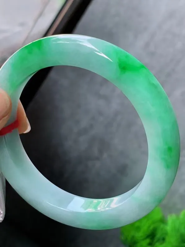 【翡翠名称】老种冰飘绿59.7正圈口手镯
【翡翠尺寸】59-60适合正圈口佩戴
【翡翠描述】宝贝种老水足，玉质细腻，色泽靓丽，性价比高，佩戴效果好！
【其它赠送】权威证书/精美挂绳盒子/支持全国复检