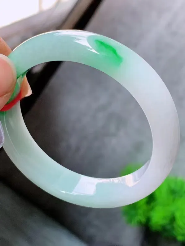 【翡翠名称】老种冰飘绿52正圈口手镯
【翡翠尺寸】52-53适合正圈口佩戴
【翡翠描述】宝贝种老水足，玉质细腻，色泽靓丽，性价比高，佩戴效果好！
【其它赠送】权威证书/精美挂绳盒子/支持全国复检