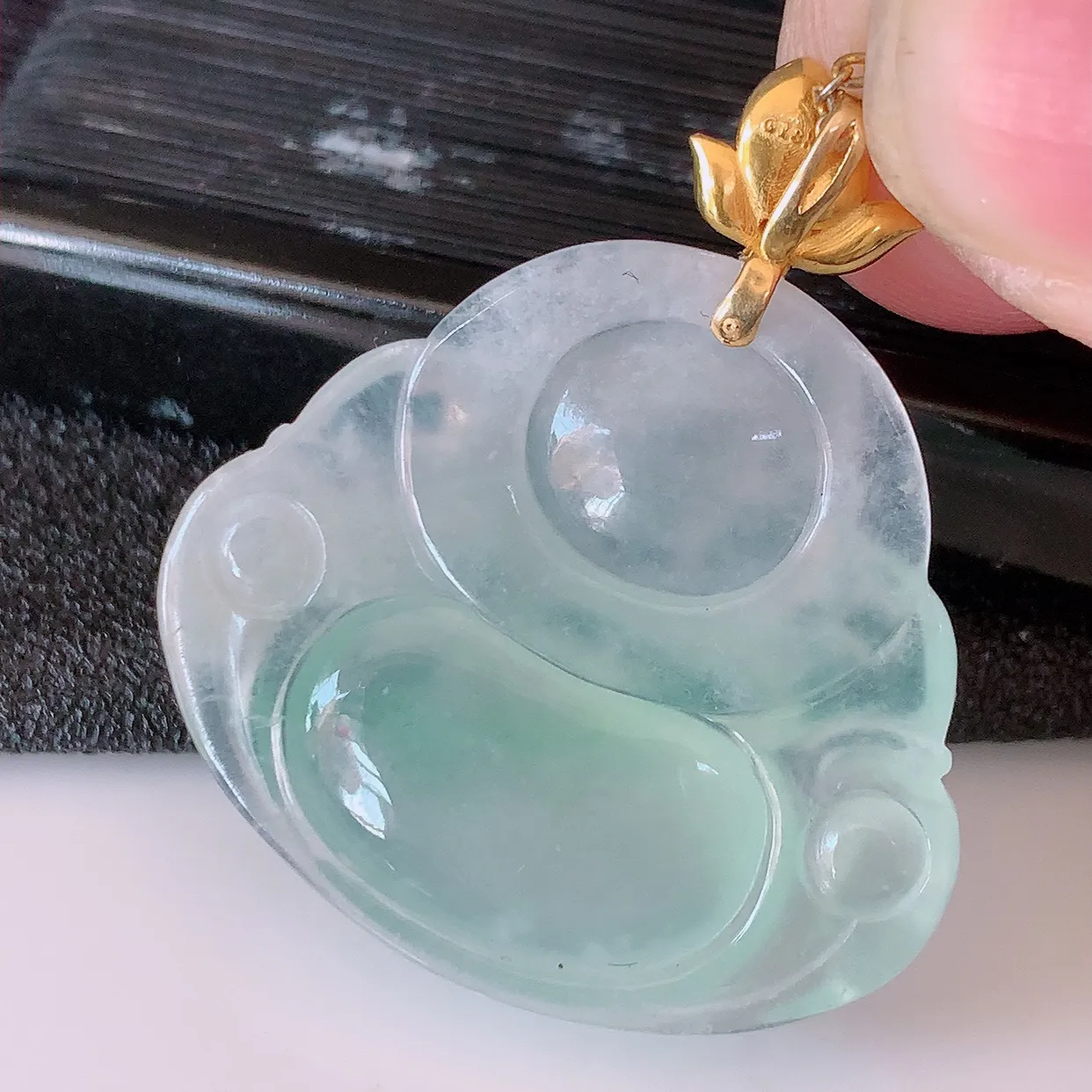 自然光实拍，18K金镶嵌冰种翡翠佛公吊坠，冰透饱满， 佛公亦保平安，寓意有福（佛公）相伴，品相佳，配戴优雅迷人！#1.7整体31.5裸石27.8*25*5.8