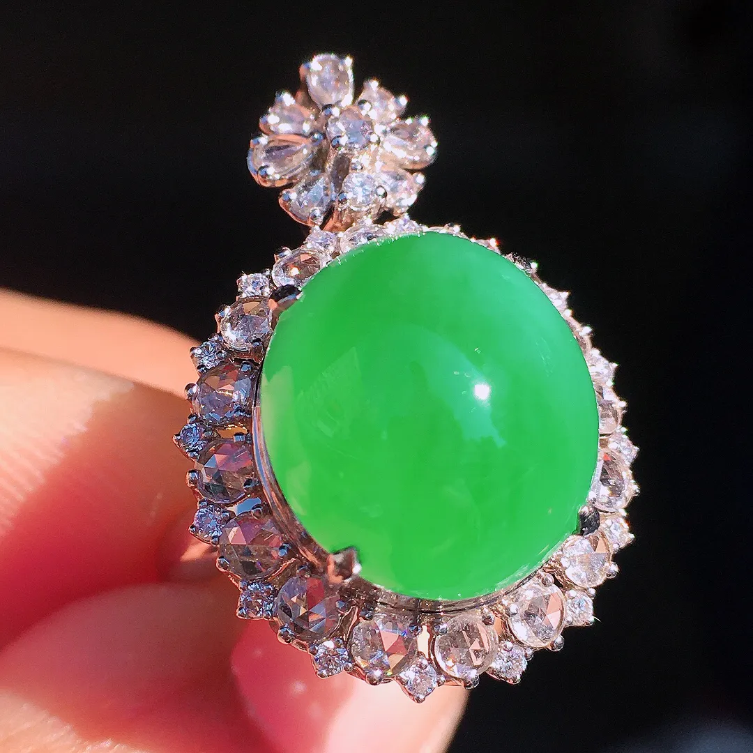 阳绿蛋面戒指/吊坠两用款，色泽均匀艳丽，玉质细腻，荧光感超
强，饱满圆润，尽显优雅气质，18k
金豪华镶嵌