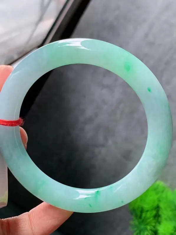 【翡翠名称】老种冰飘绿56圈口圆条手镯
【翡翠尺寸】适合57-58正圈口佩戴
【翡翠描述】宝贝种老水足，玉质细腻，色泽靓丽，性价比高，佩戴效果好！
【其它赠送】权威证书/精美挂绳盒子/支持全国复检