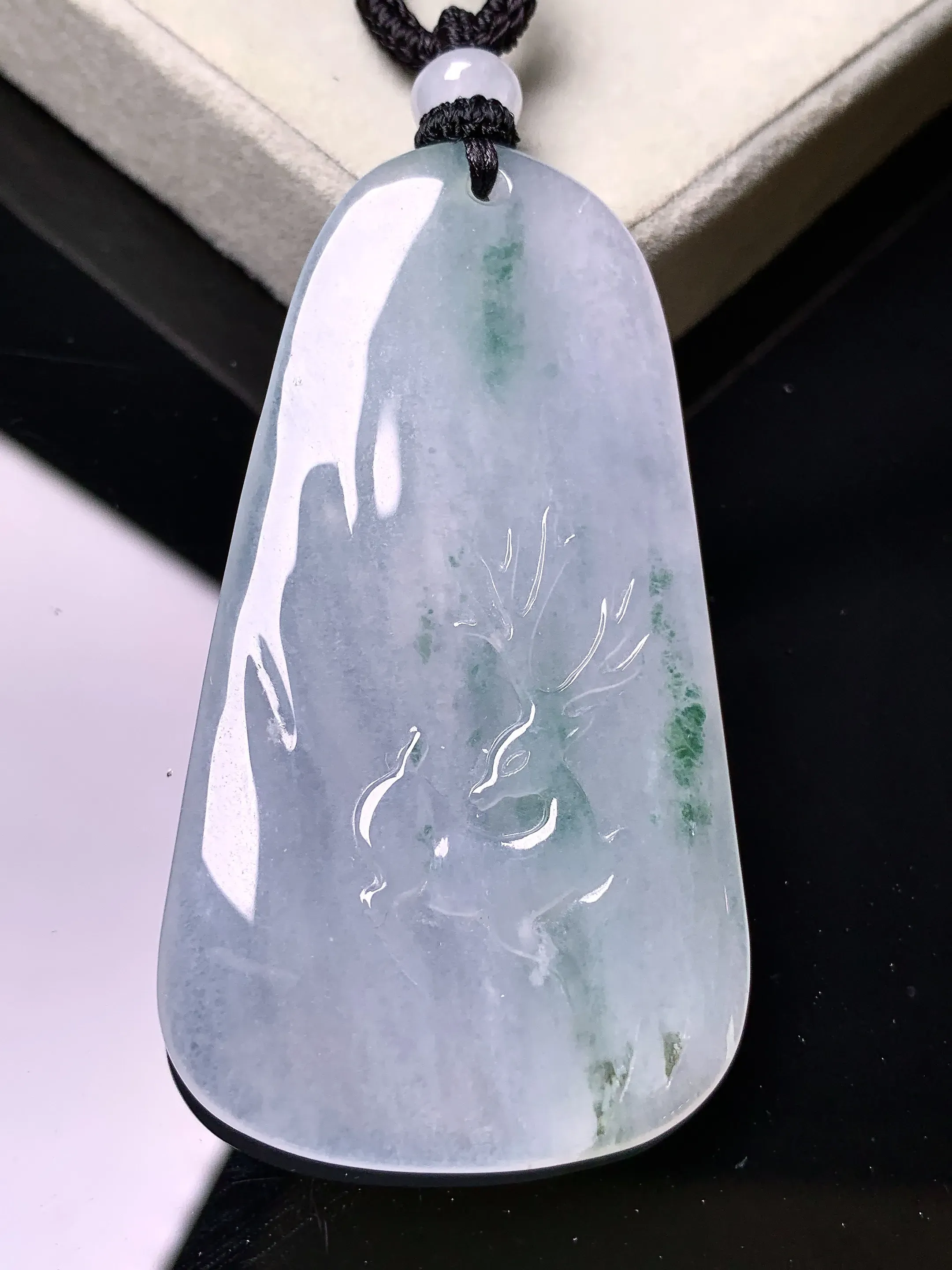 冰种飘花鹿吊坠 玉质细腻 色泽艳丽清新 整体尺寸58.3*32.3*5