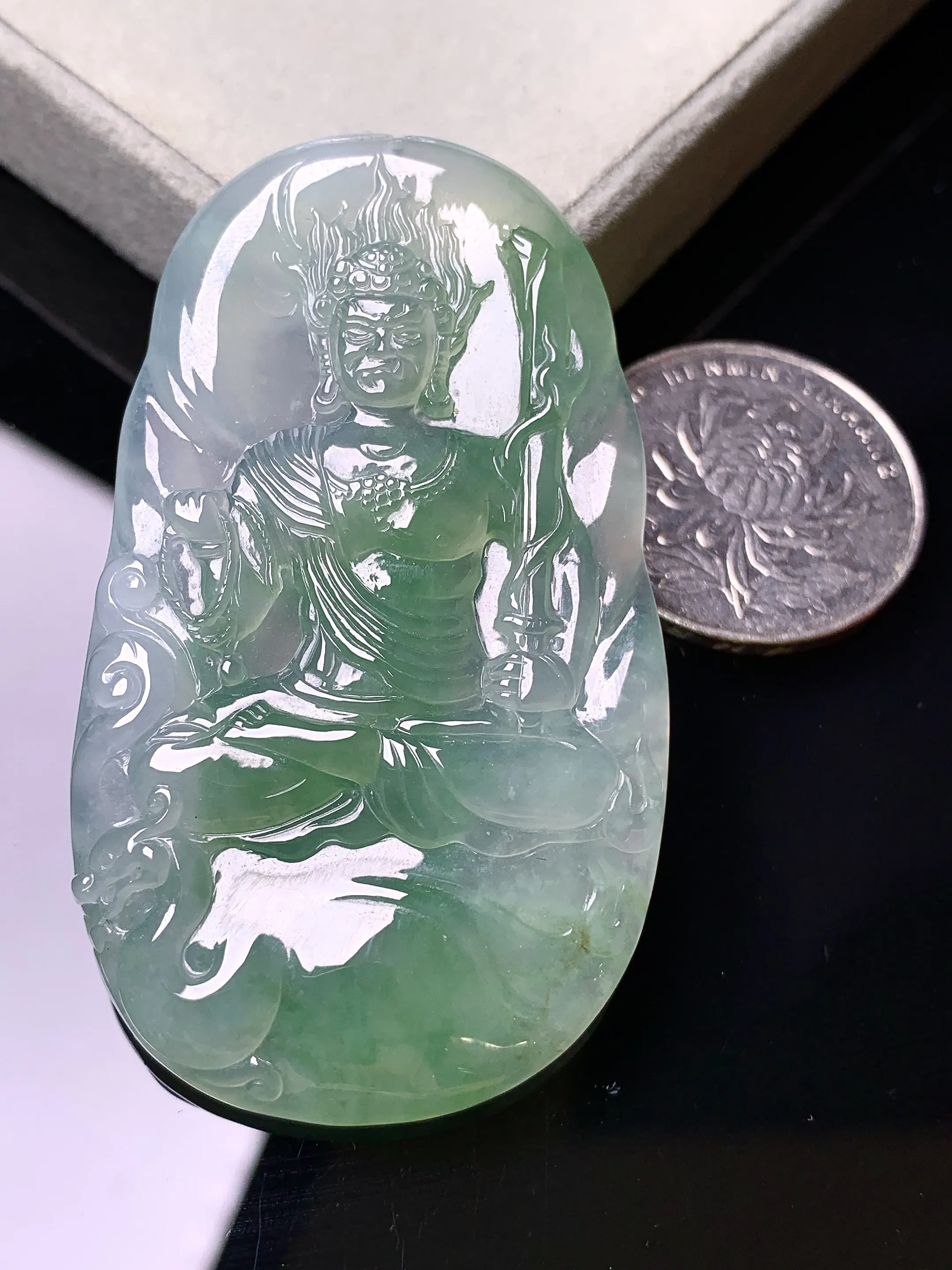 飘绿不动冥王吊坠 玉质细腻 色泽艳丽清新 整体尺寸59.3*34.5*6.5