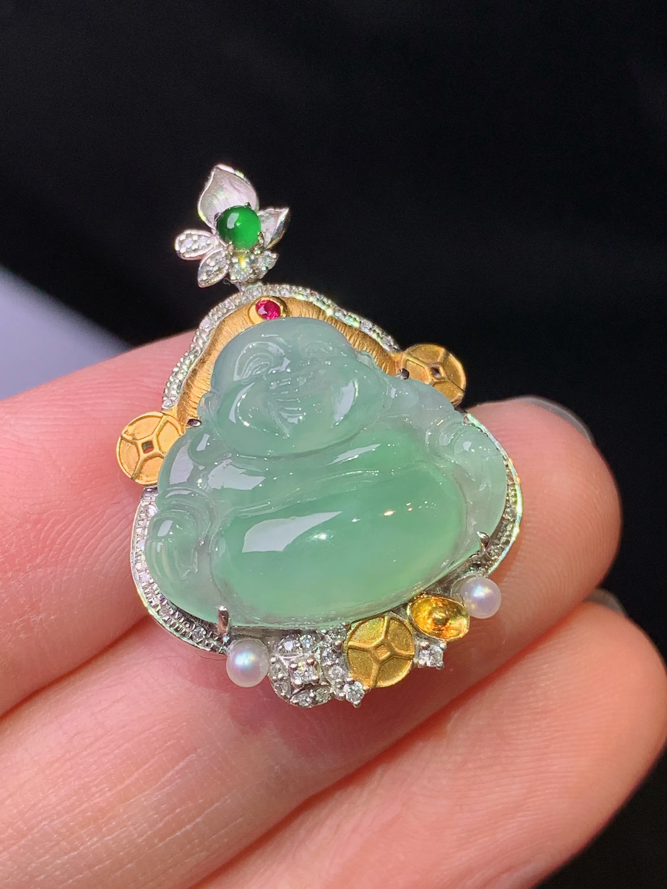 18k金钻镶嵌浅绿佛公吊坠 玉质细腻 色泽艳丽清新 整体尺寸29.6*20.3*8.3