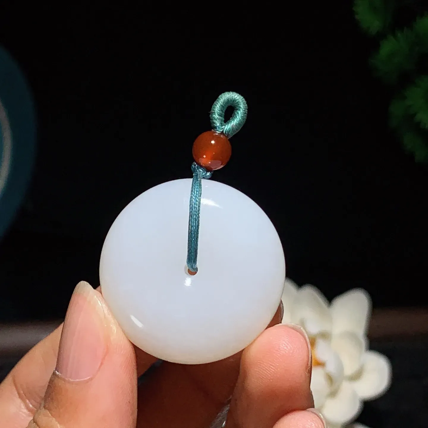 新疆和田玉羊脂白平安扣挂件。尺寸30/13重22克。玉质细腻油润。手推出油。佩戴高端典雅。lt250107