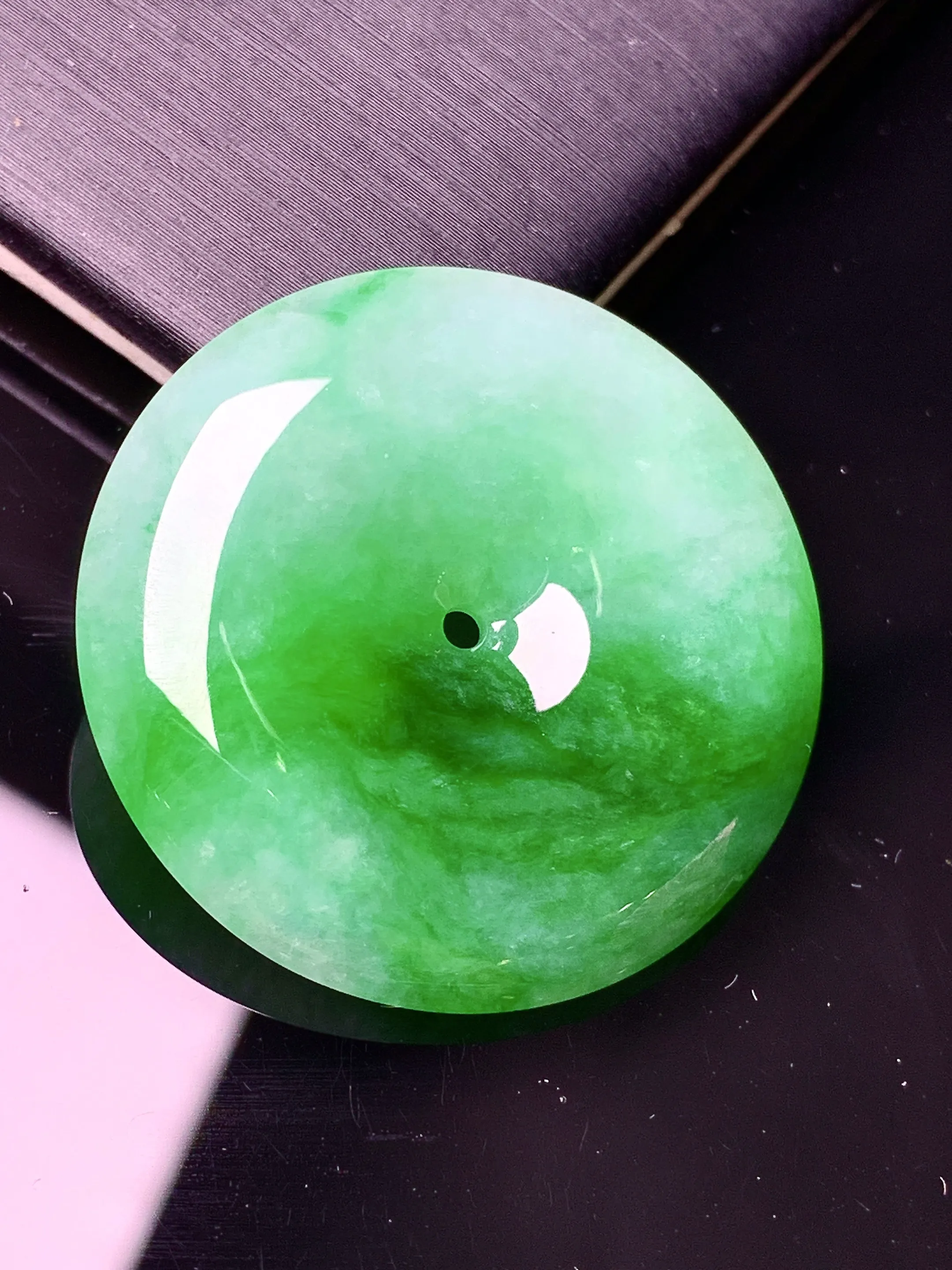 飘绿平安扣吊坠 玉质细腻 色泽艳丽清新 整体尺寸31.2*6