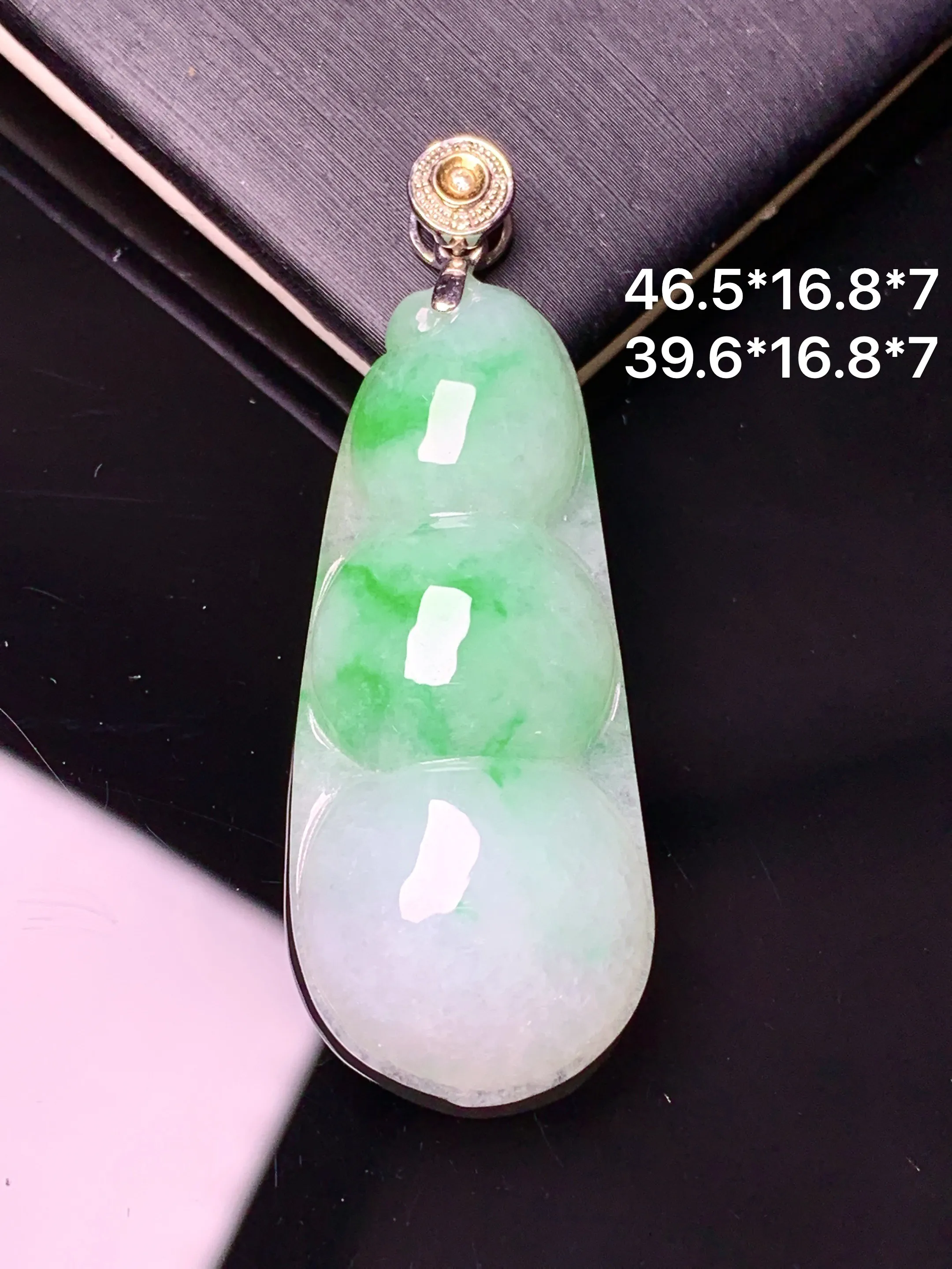 18k金镶嵌飘绿四季豆吊坠 玉质细腻 色泽艳丽清新 整体尺寸46.5*16.87