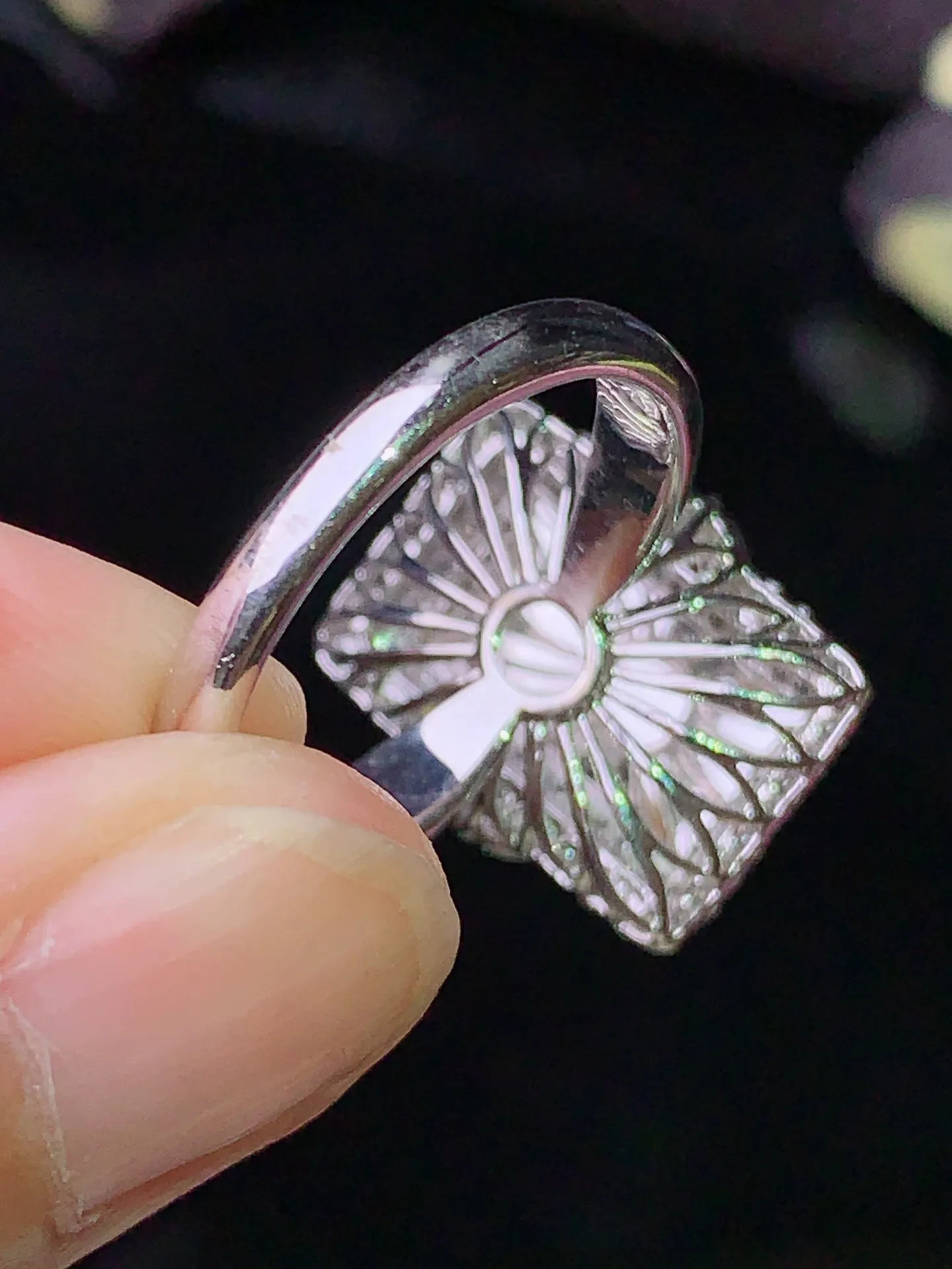 18k金钻镶嵌满绿菱形马鞍戒指 玉质细腻 色泽艳丽清新 圈口14.5 整体尺寸17*13.7*8.6