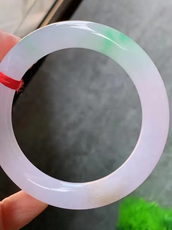 【翡翠名称】老种冰飘绿春彩54.3圈口圆条手镯
【翡翠尺寸】适合55-56正圈口佩戴
【翡翠描述】宝贝种老水足，玉质细腻，色泽靓丽，性价比高，佩戴效果好！
【其它赠送】权威证书/精美挂绳盒子/支持全国复检