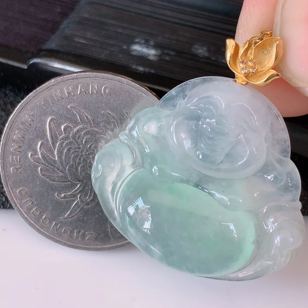 自然光实拍，18K金镶嵌冰种翡翠佛公吊坠，冰透饱满， 佛公亦保平安，寓意有福（佛公）相伴，品相佳，配戴优雅迷人！#1.7整体31.5裸石27.8*25*5.8