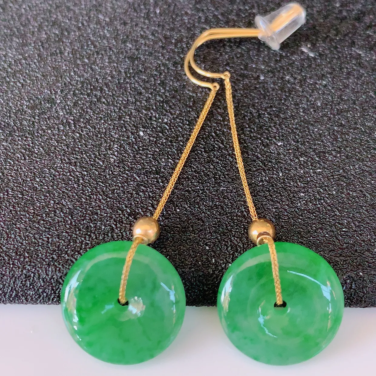 18k金镶嵌冰种飘绿翡翠平安扣耳坠，沁人心脾，耳坠佩戴效果大气出众，尽显气质。种水好，胶感足，颜相当