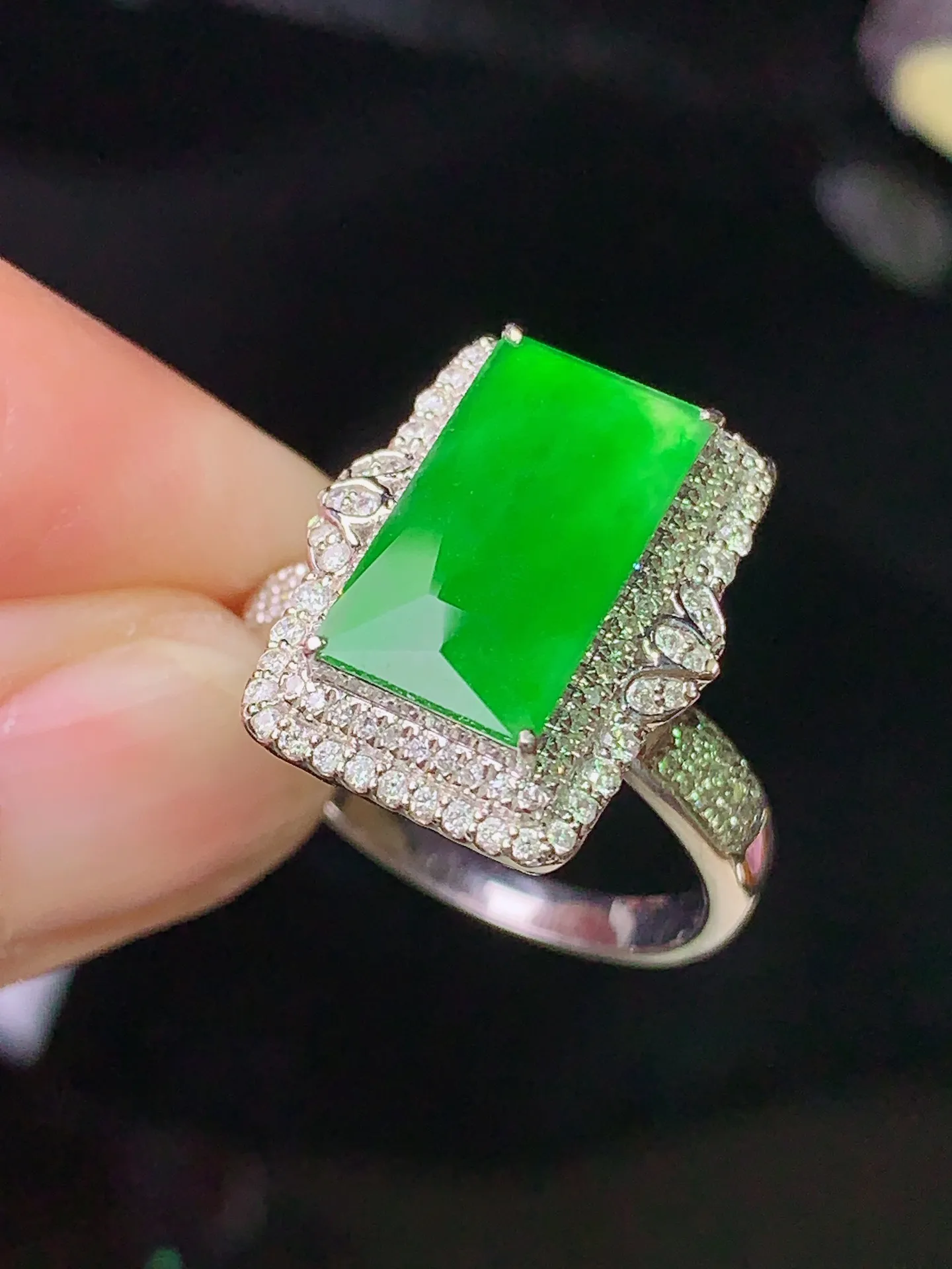18k金钻镶嵌满绿菱形马鞍戒指 玉质细腻 色泽艳丽清新 圈口14.5 整体尺寸17*13.7*8.6