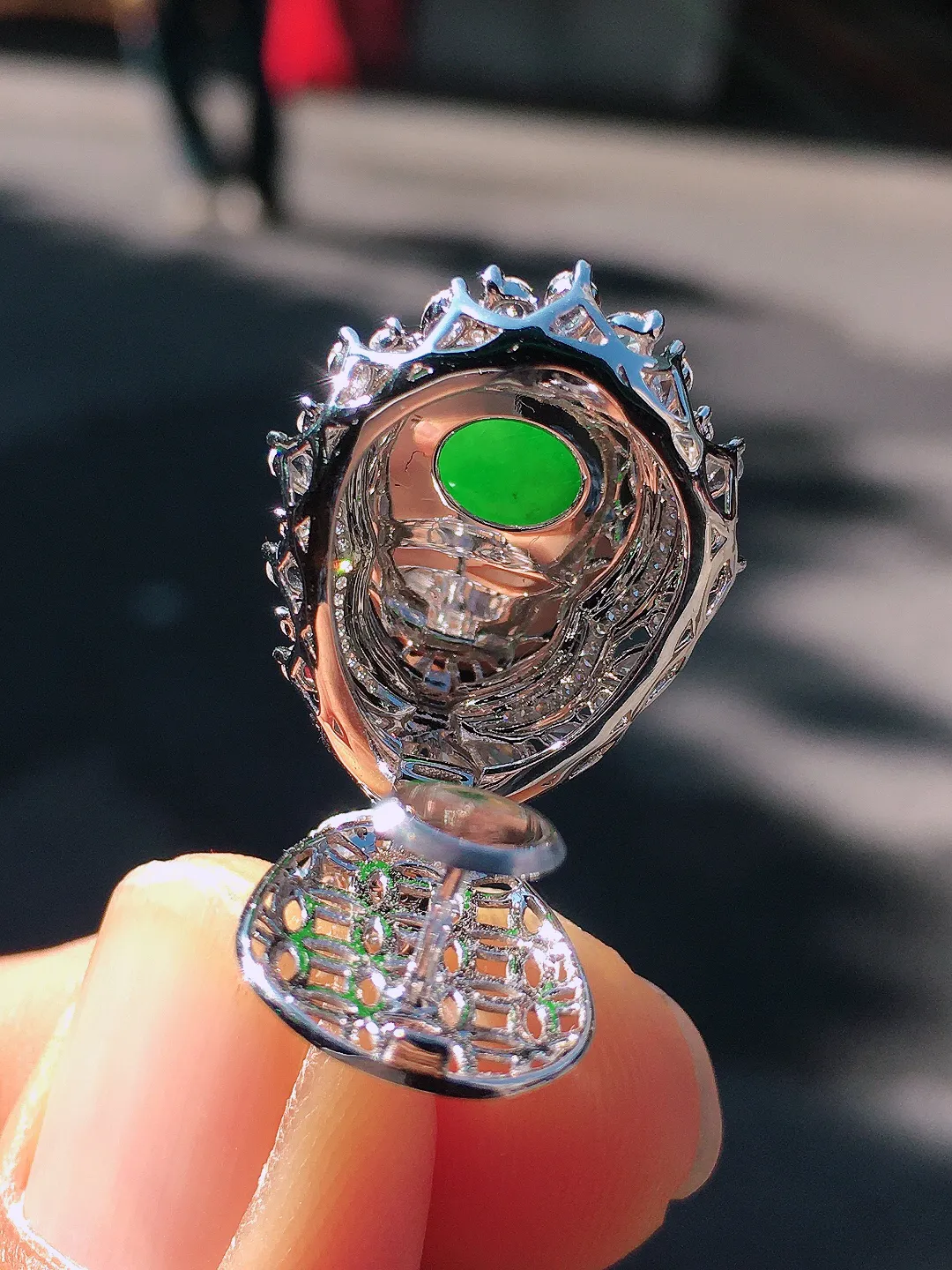 阳绿葫芦吊坠，色泽均匀艳丽，玉质细腻，荧光感超
强，饱满圆润，尽显优雅气质，18k
金豪华镶嵌