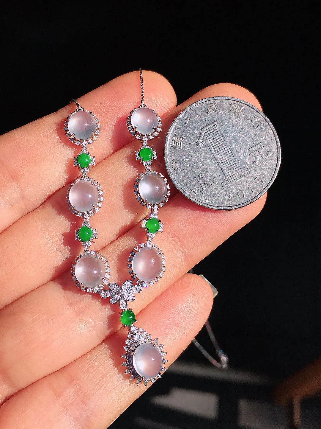 玻璃种蛋面晚装项链，玉质细腻，荧光感超
强，饱满圆润，尽显优雅气质，18k
金豪华镶嵌