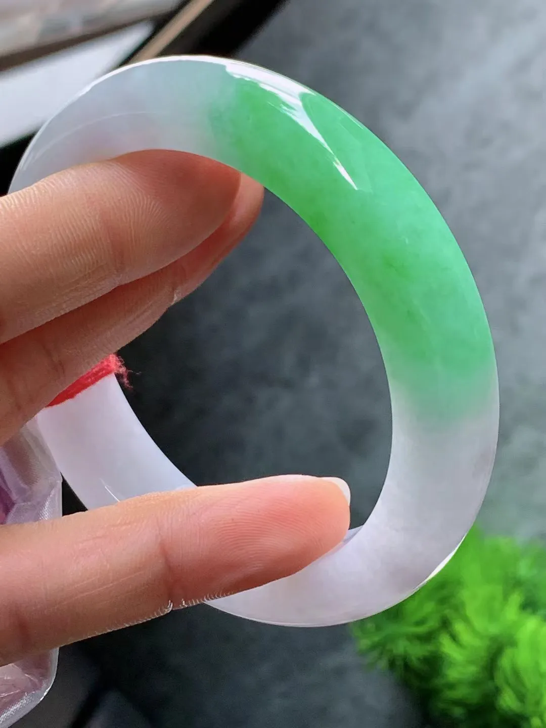 【翡翠名称】老种冰飘绿57.8正圈口手镯
【翡翠尺寸】57.8/13.3/10.2适合正圈口佩戴
【翡翠描述】宝贝种老水足，玉质细腻，色泽靓丽，性价比高，佩戴效果好！
【其它赠送】权威证书/精美挂绳盒子/支持全国复检