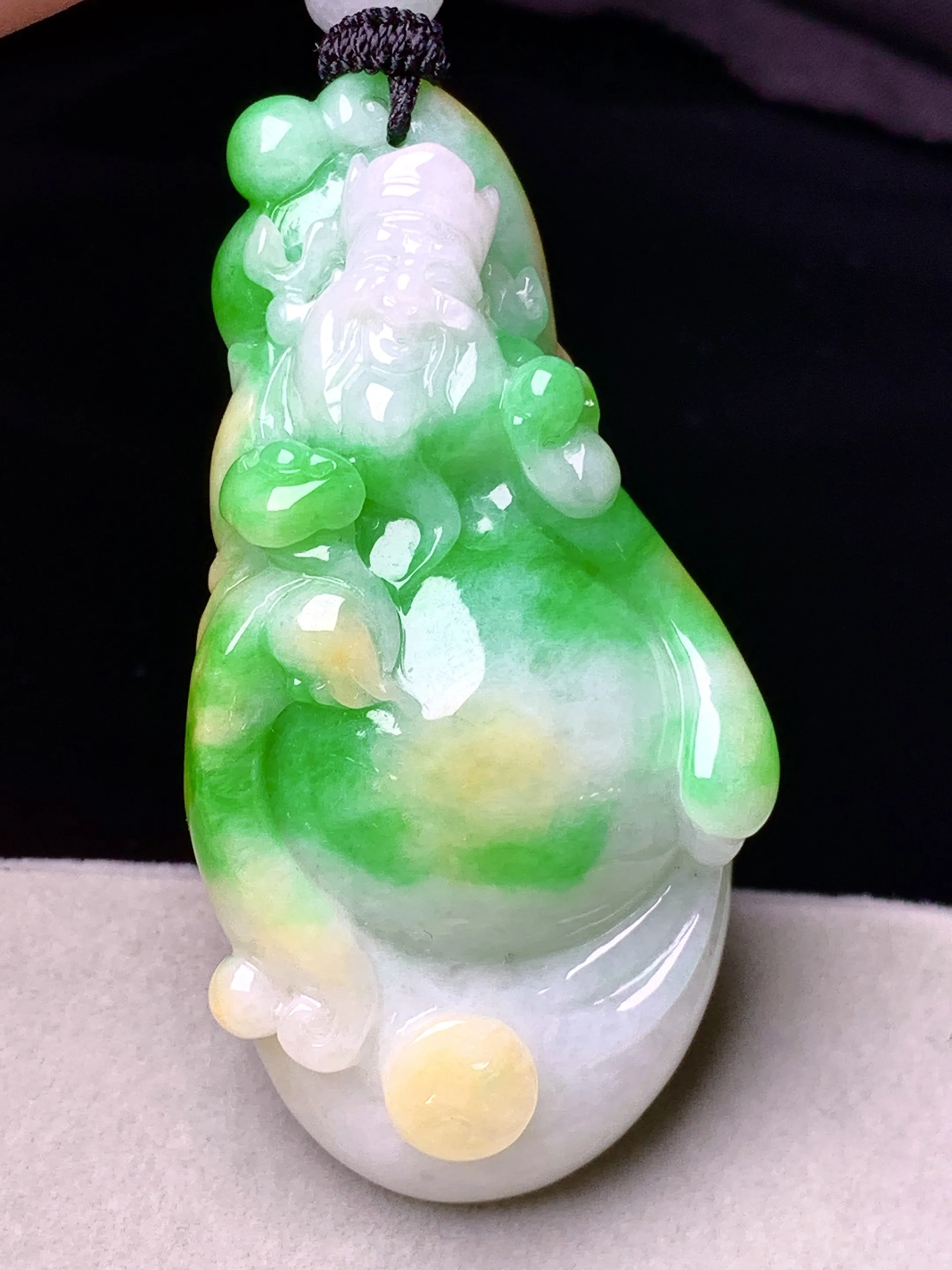 飘黄绿财神爷吊坠 玉质细腻 色泽艳丽清新 整体尺寸53.8*27.7*14.6