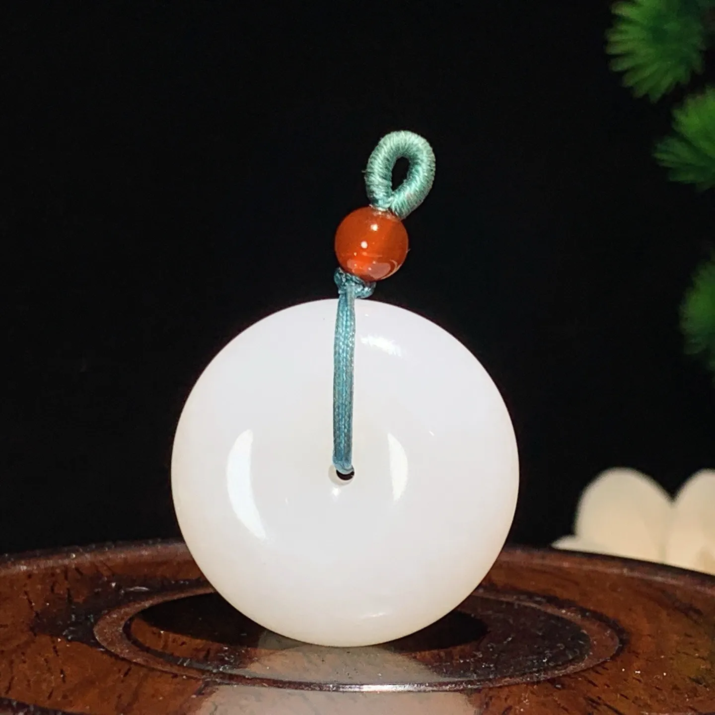 新疆和田玉羊脂白平安扣挂件。尺寸30/13重22克。玉质细腻油润。手推出油。佩戴高端典雅。lt250