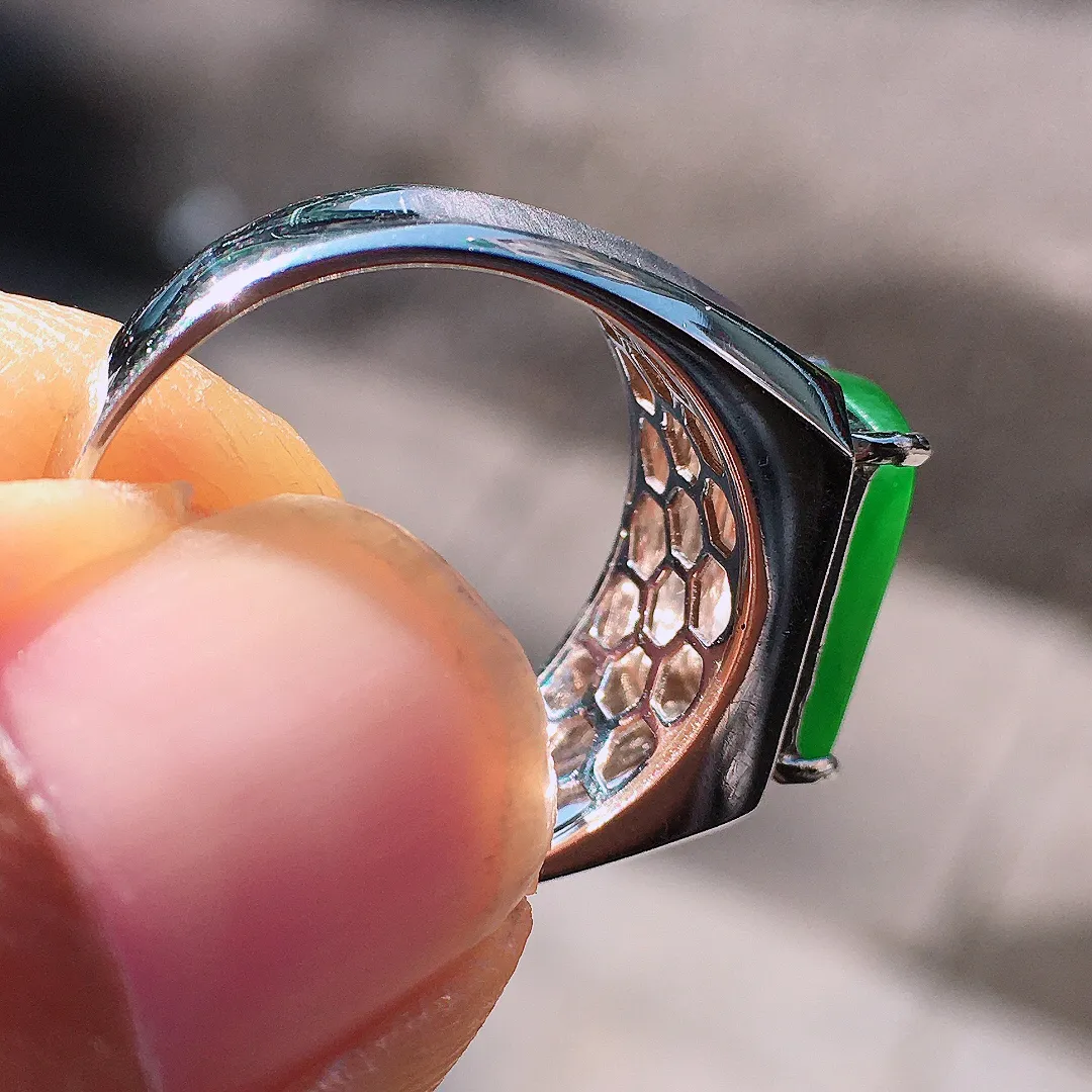 阳绿马鞍戒指，色泽均匀艳丽，玉质细腻，荧光感超
强，饱满圆润，尽显优雅气质，18k
金豪华镶嵌