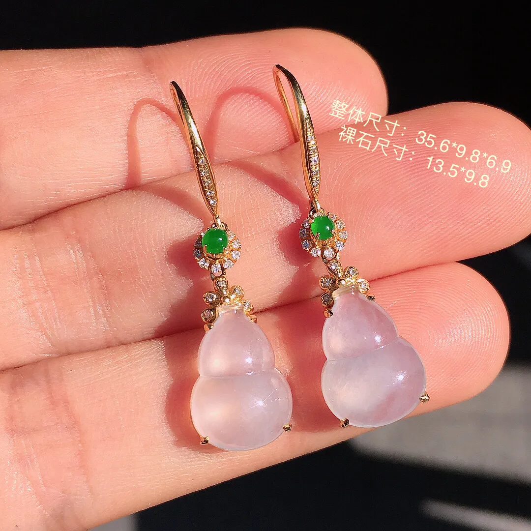冰种葫芦耳坠，玉质细腻，荧光感超
强，饱满圆润，尽显优雅气质，18k
金豪华镶嵌