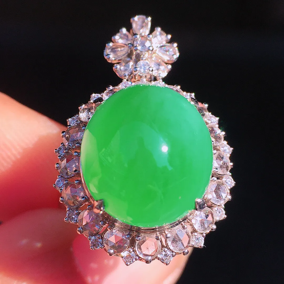 阳绿蛋面戒指/吊坠两用款，色泽均匀艳丽，玉质细腻，荧光感超
强，饱满圆润，尽显优雅气质，18k
金豪华镶嵌