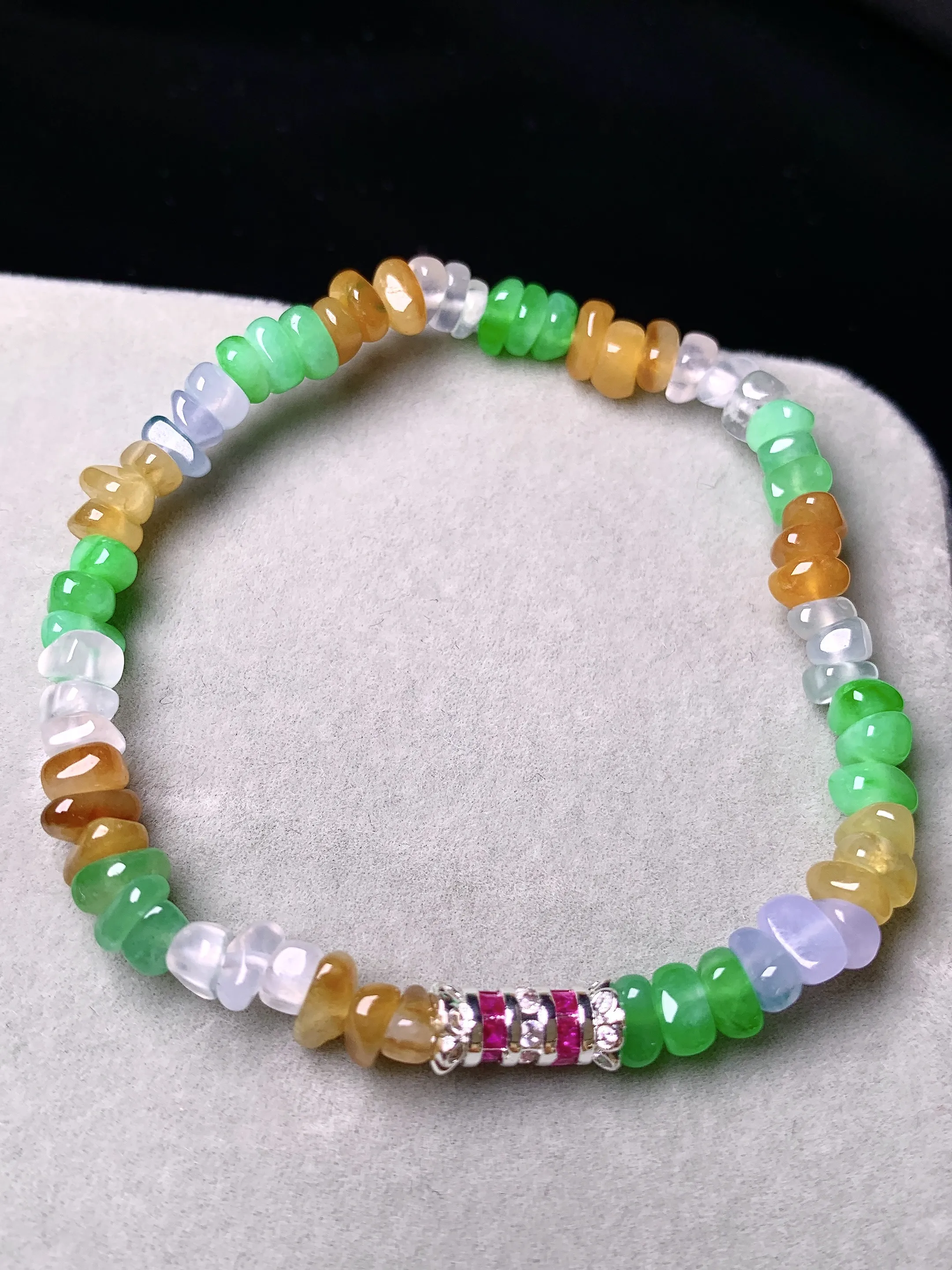 多彩随形手链 玉质细腻 色泽艳丽清新 整体尺寸5.3*4*2.8