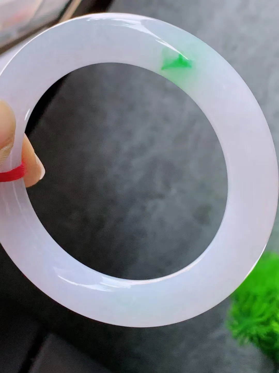 【翡翠名称】老种冰飘绿56.2圈口圆条手镯
【翡翠尺寸】56.2/11.3适合57-58正圈口佩戴
【翡翠描述】宝贝种老水足，玉质细腻，色泽靓丽，性价比高，佩戴效果好！
【其它赠送】权威证书/精美挂绳盒子/支持全国复检