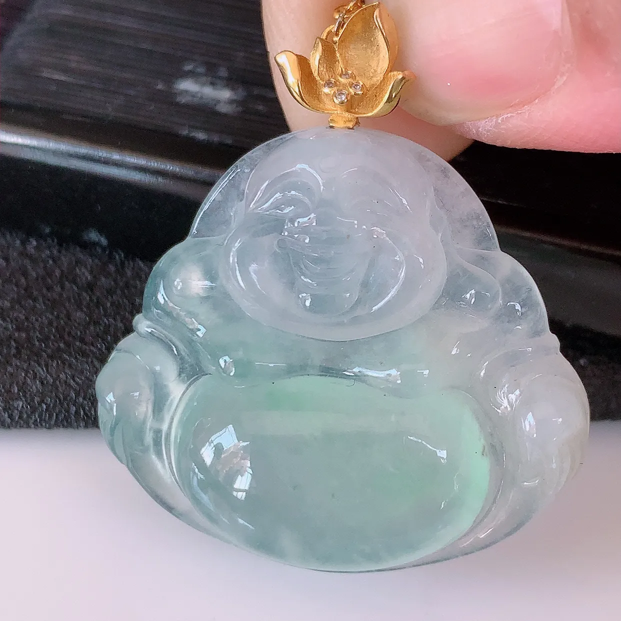 自然光实拍，18K金镶嵌冰种翡翠佛公吊坠，冰透饱满， 佛公亦保平安，寓意有福（佛公）相伴，品相佳，配戴优雅迷人！#1.7整体31.5裸石27.8*25*5.8