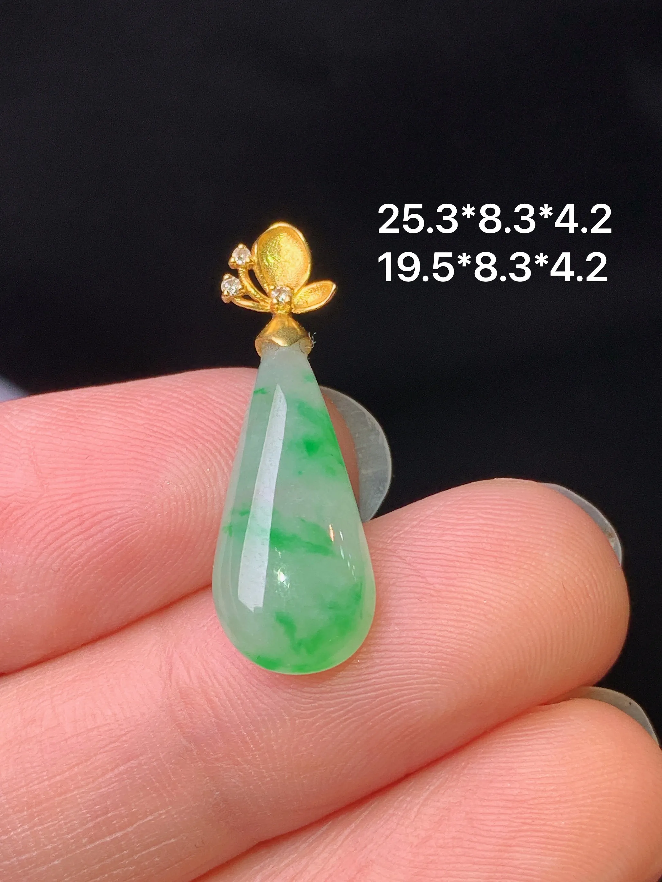 18k金钻镶嵌飘绿水滴吊坠 玉质细腻 色泽艳丽清新 整体尺寸25.3*8.3*4.2