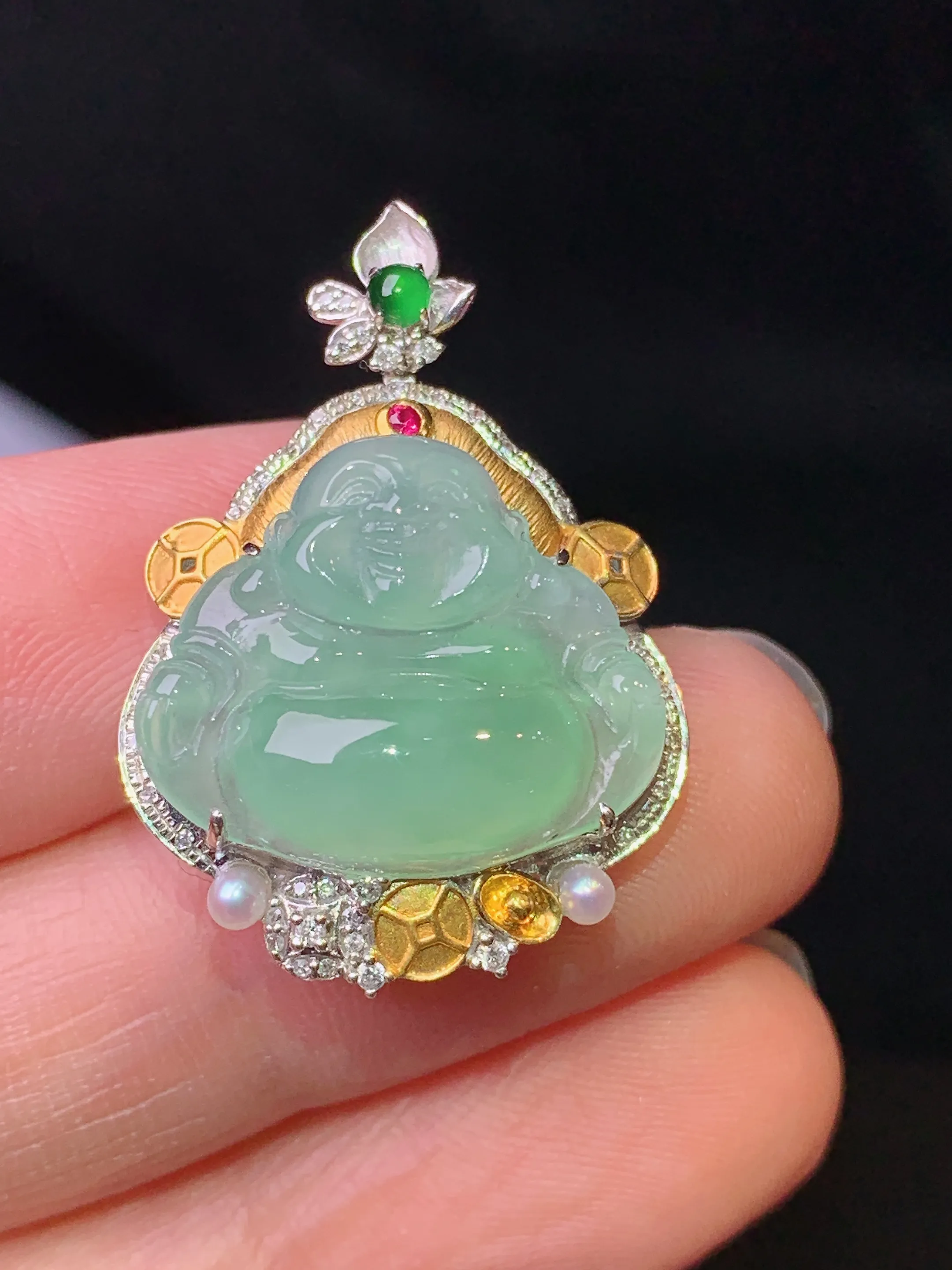 18k金钻镶嵌浅绿佛公吊坠 玉质细腻 色泽艳丽清新 整体尺寸29.6*20.3*8.3