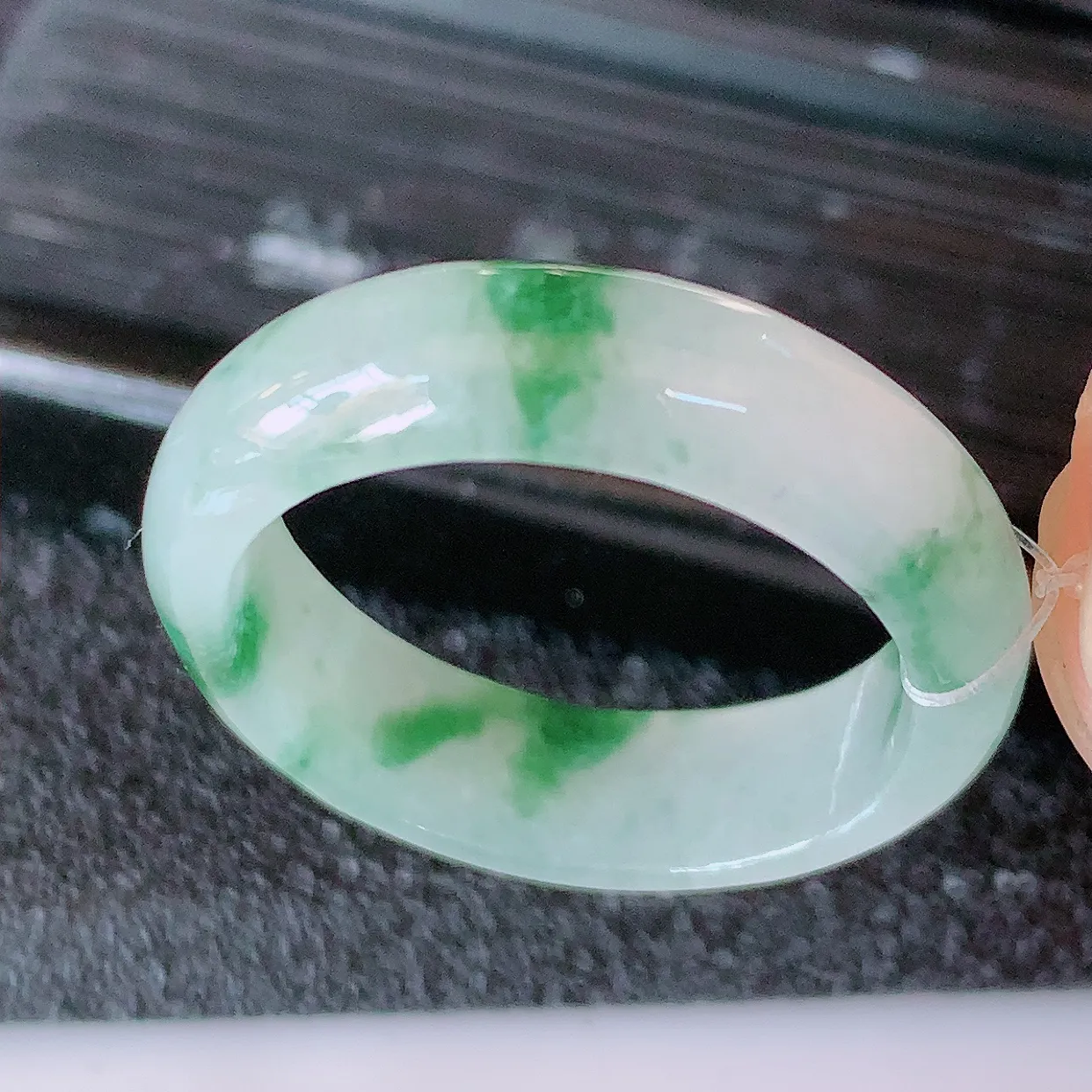 自然光实拍，18.2mm内径冰飘花翡翠指环，玉戒指，玉质莹润，好精美好冰润的指环，17圈口，上手纤巧