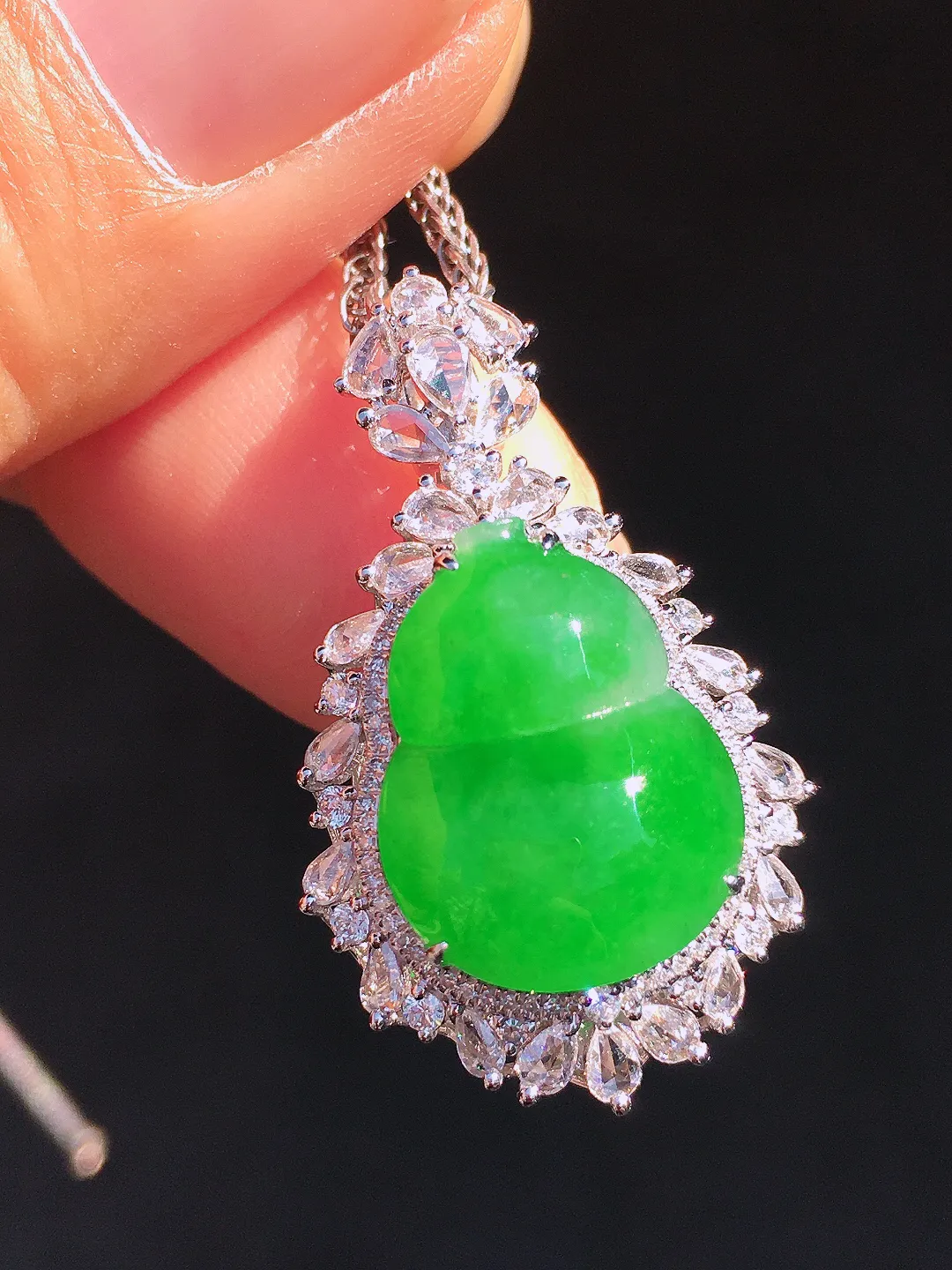 阳绿葫芦吊坠，色泽均匀艳丽，玉质细腻，荧光感超
强，饱满圆润，尽显优雅气质，18k
金豪华镶嵌