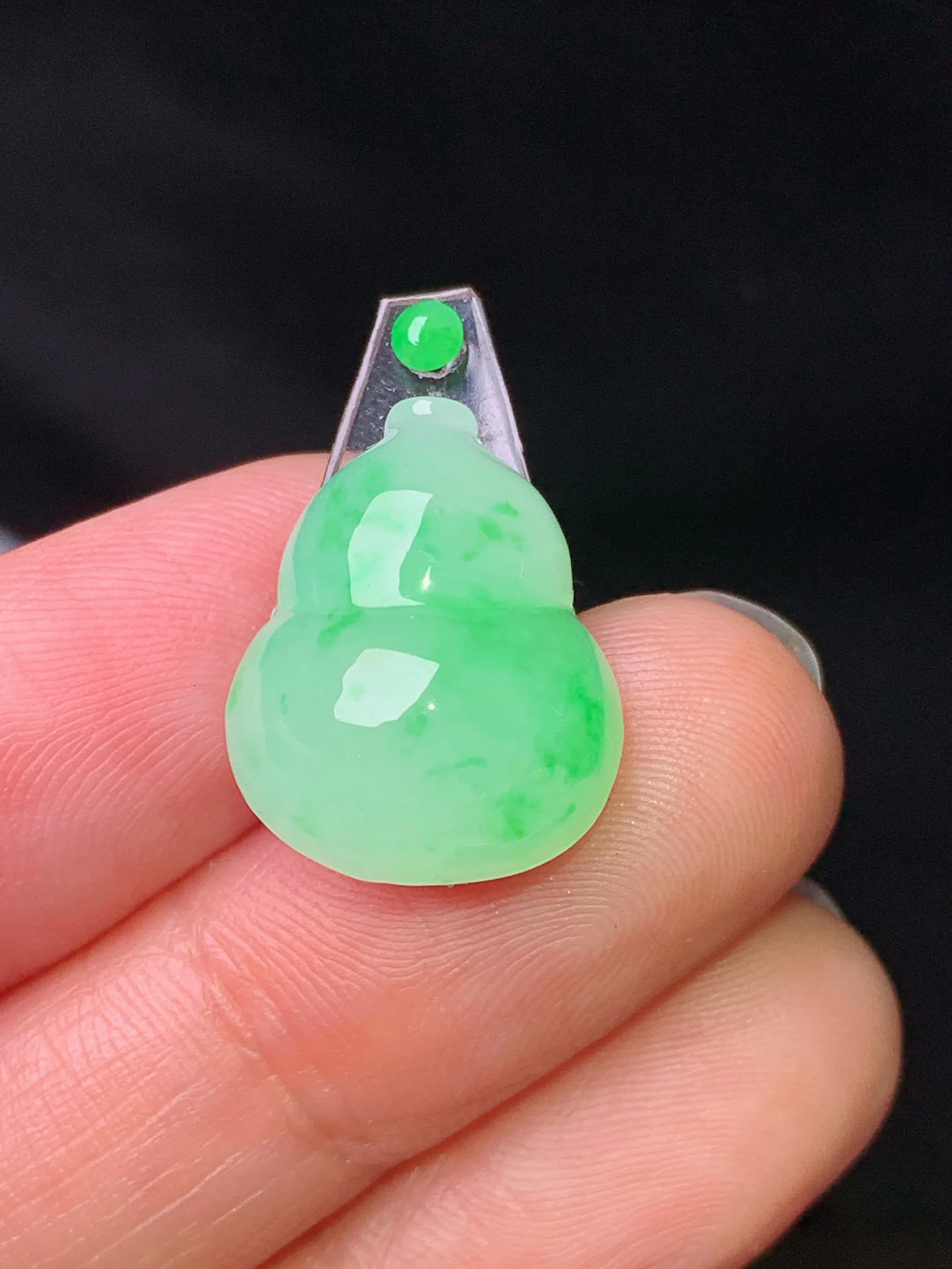 镶嵌款 翠绿葫芦吊坠 玉质细腻 色泽艳丽清新 整体尺寸17.5*14*6.8