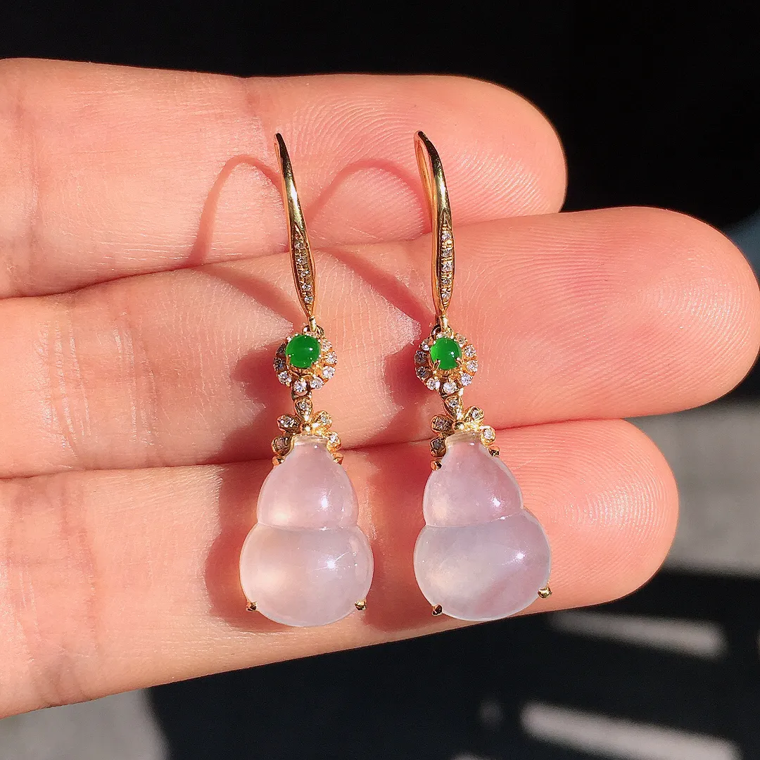 冰种葫芦耳坠，玉质细腻，荧光感超
强，饱满圆润，尽显优雅气质，18k
金豪华镶嵌