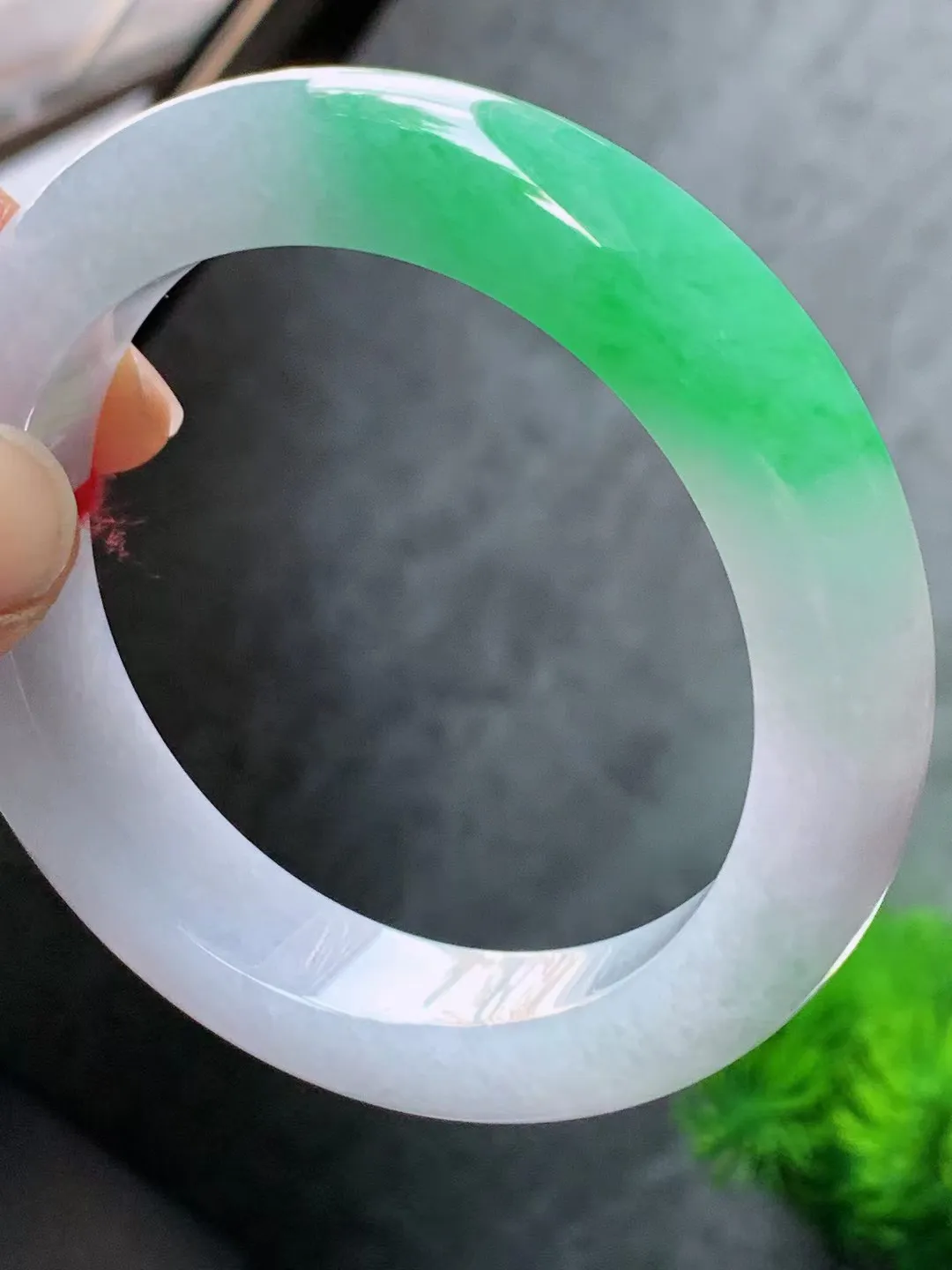 【翡翠名称】老种冰飘绿57.8正圈口手镯
【翡翠尺寸】57.8/13.3/10.2适合正圈口佩戴
【翡翠描述】宝贝种老水足，玉质细腻，色泽靓丽，性价比高，佩戴效果好！
【其它赠送】权威证书/精美挂绳盒子/支持全国复检