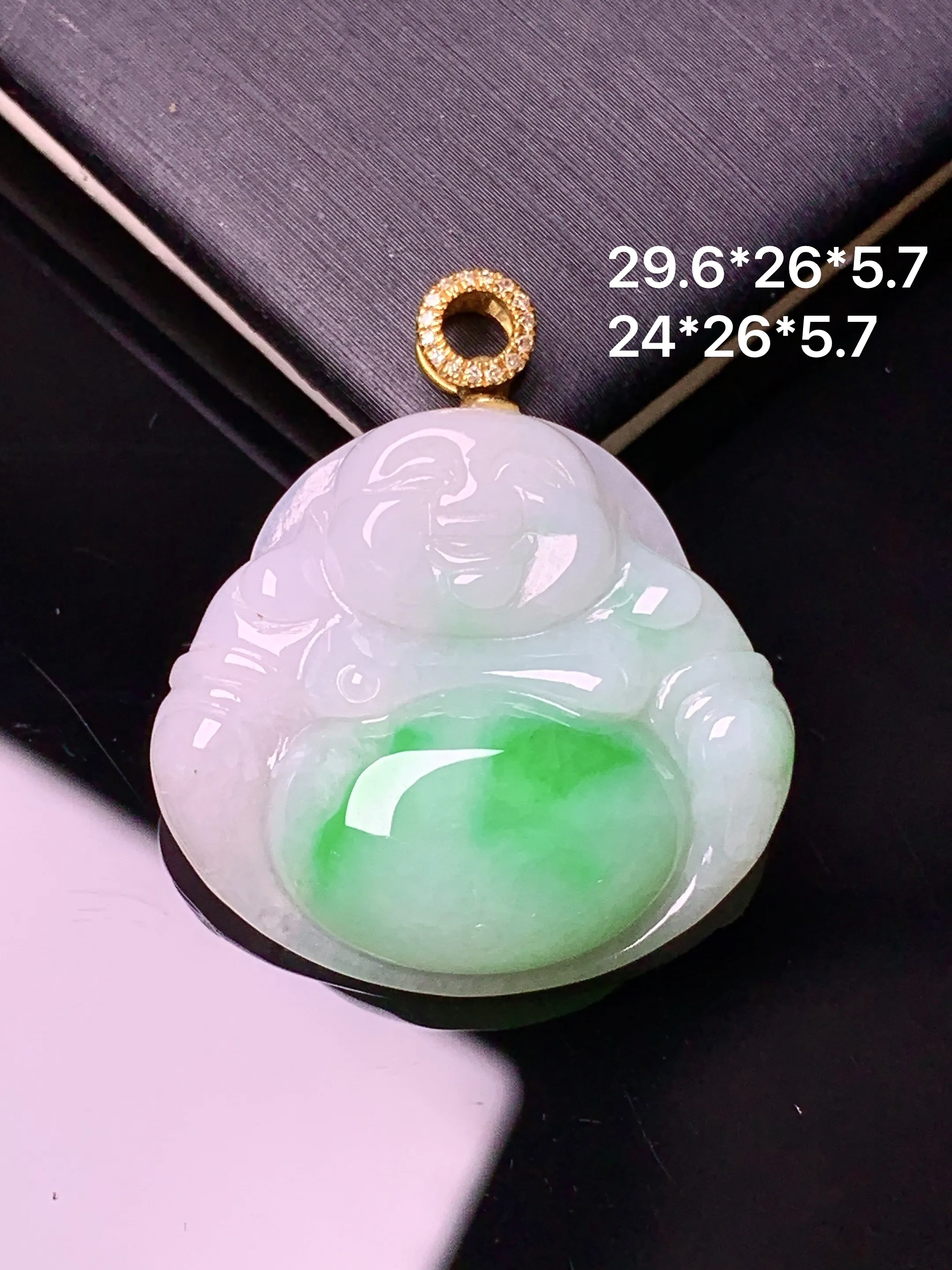 18k金镶嵌飘绿佛公吊坠 玉质细腻 色泽艳丽清新 整体尺寸29.6*26*5.7