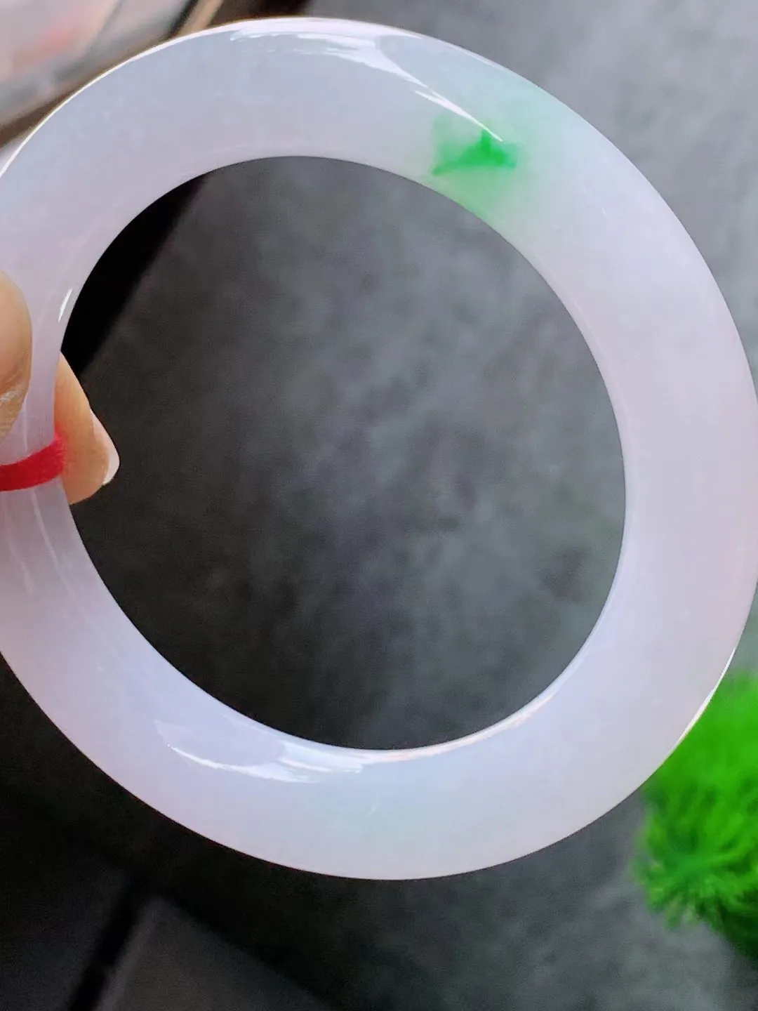 【翡翠名称】老种冰飘绿56.2圈口圆条手镯
【翡翠尺寸】56.2/11.3适合57-58正圈口佩戴
【翡翠描述】宝贝种老水足，玉质细腻，色泽靓丽，性价比高，佩戴效果好！
【其它赠送】权威证书/精美挂绳盒子/支持全国复检