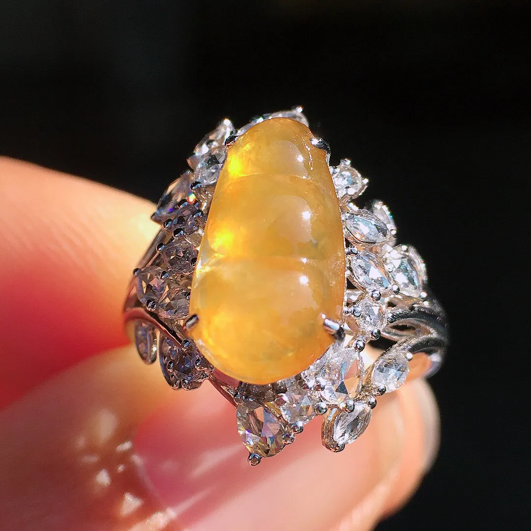 黄翡福豆戒指，色泽均匀艳丽，玉质细腻，荧光感超
强，饱满圆润，尽显优雅气质，18k
金豪华镶嵌