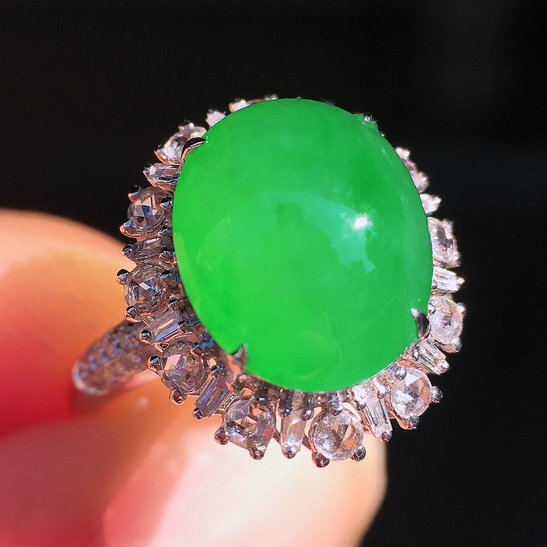阳绿蛋面戒指，色泽均匀艳丽，玉质细腻，荧光感超
强，饱满圆润，尽显优雅气质，18k
金豪华镶嵌