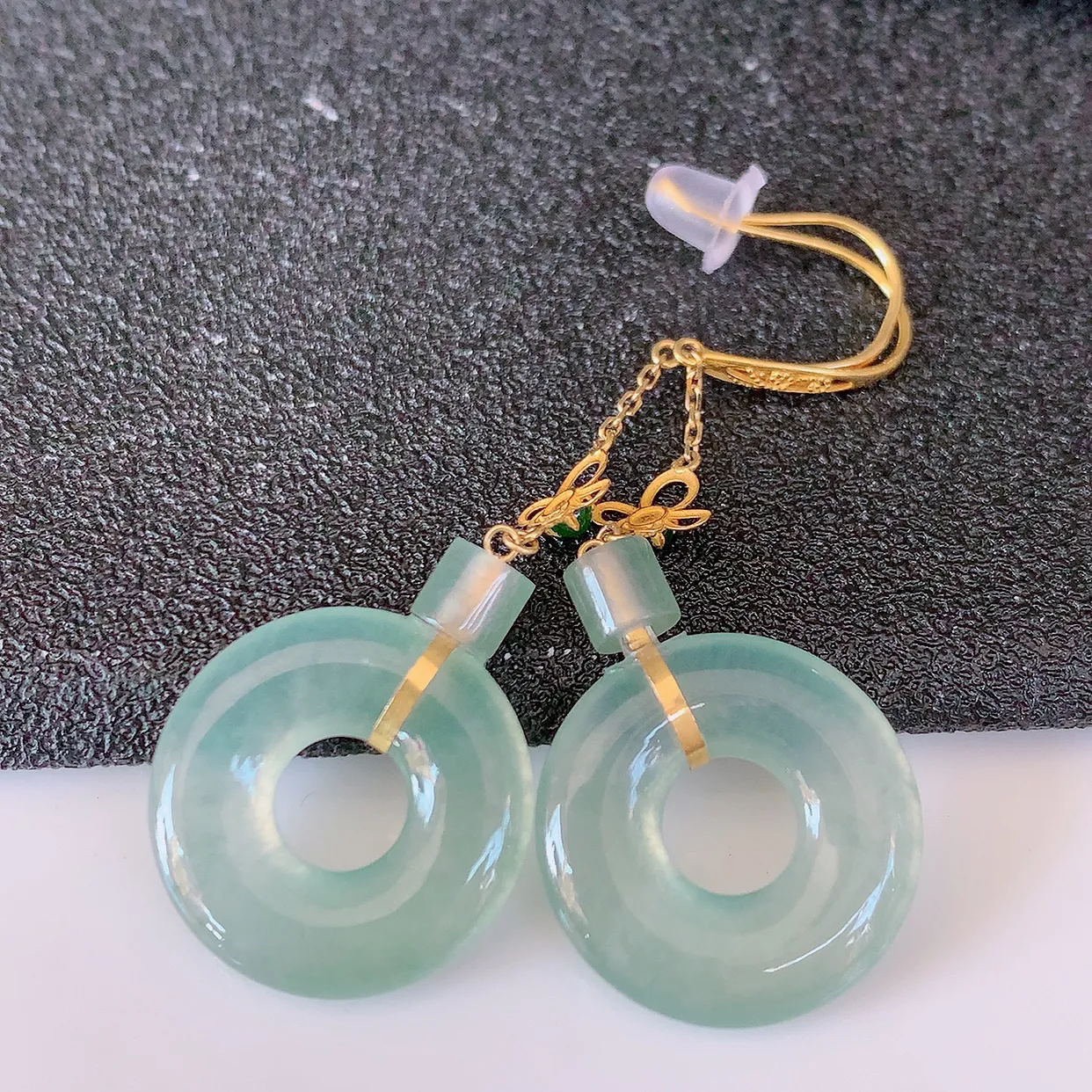 18k金镶嵌冰种翡翠平安扣耳坠，沁人心脾，耳坠佩戴效果大气出众，尽显气质。种水好，胶感足，颜相当漂亮