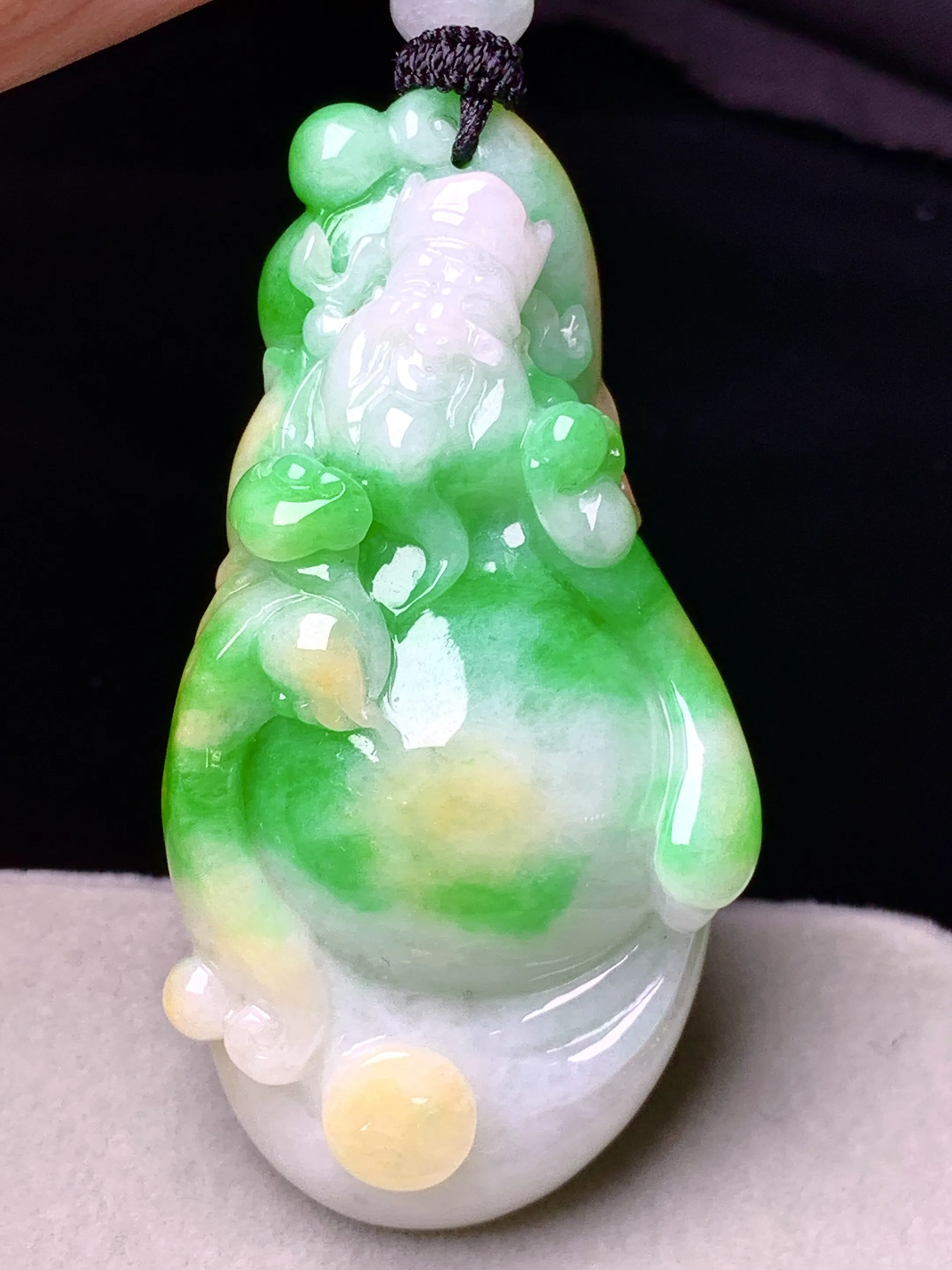 飘黄绿财神爷吊坠 玉质细腻 色泽艳丽清新 整体尺寸53.8*27.7*14.6